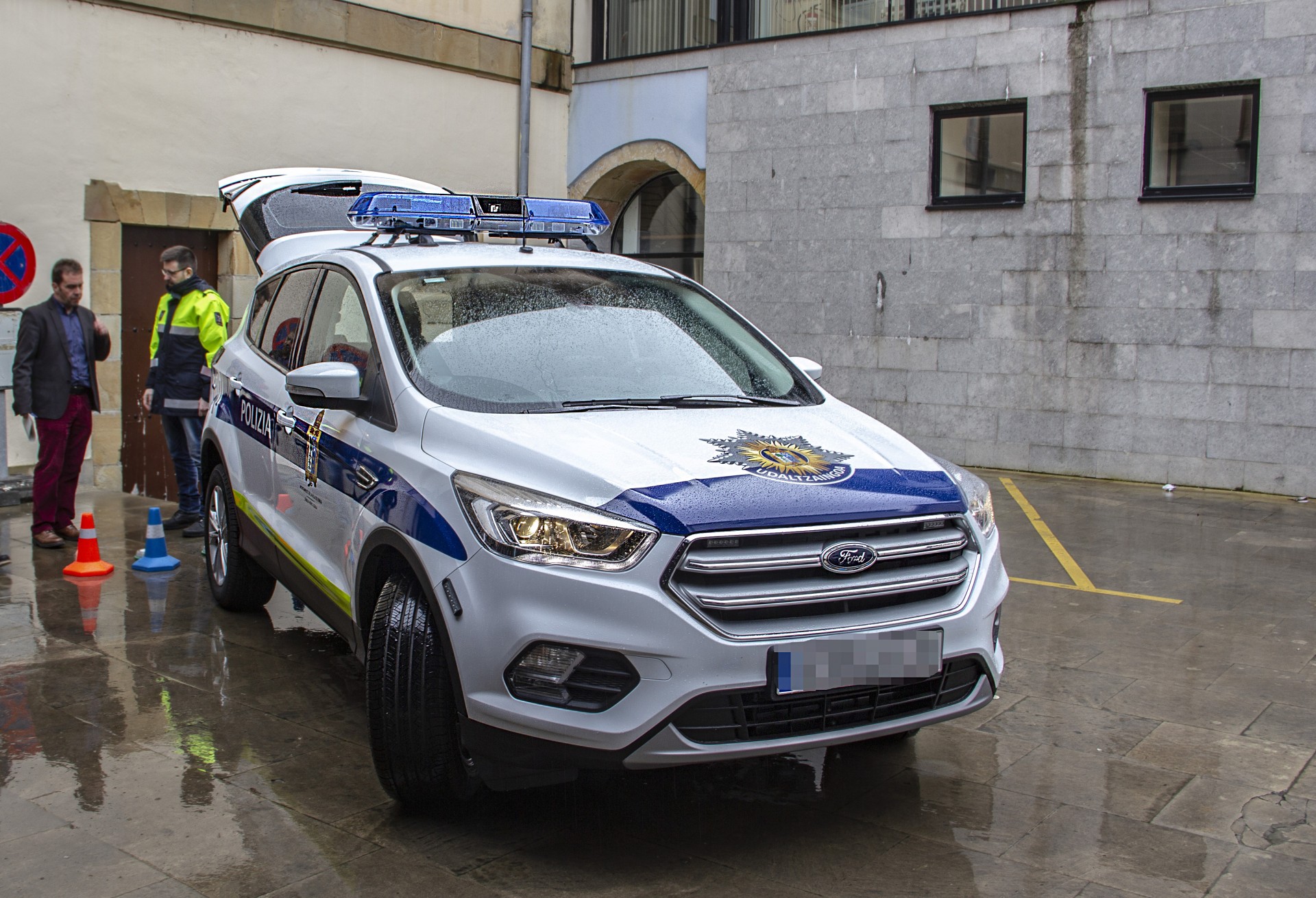 La Policía Municipal estrena coche La Policía Municipal estrena coche