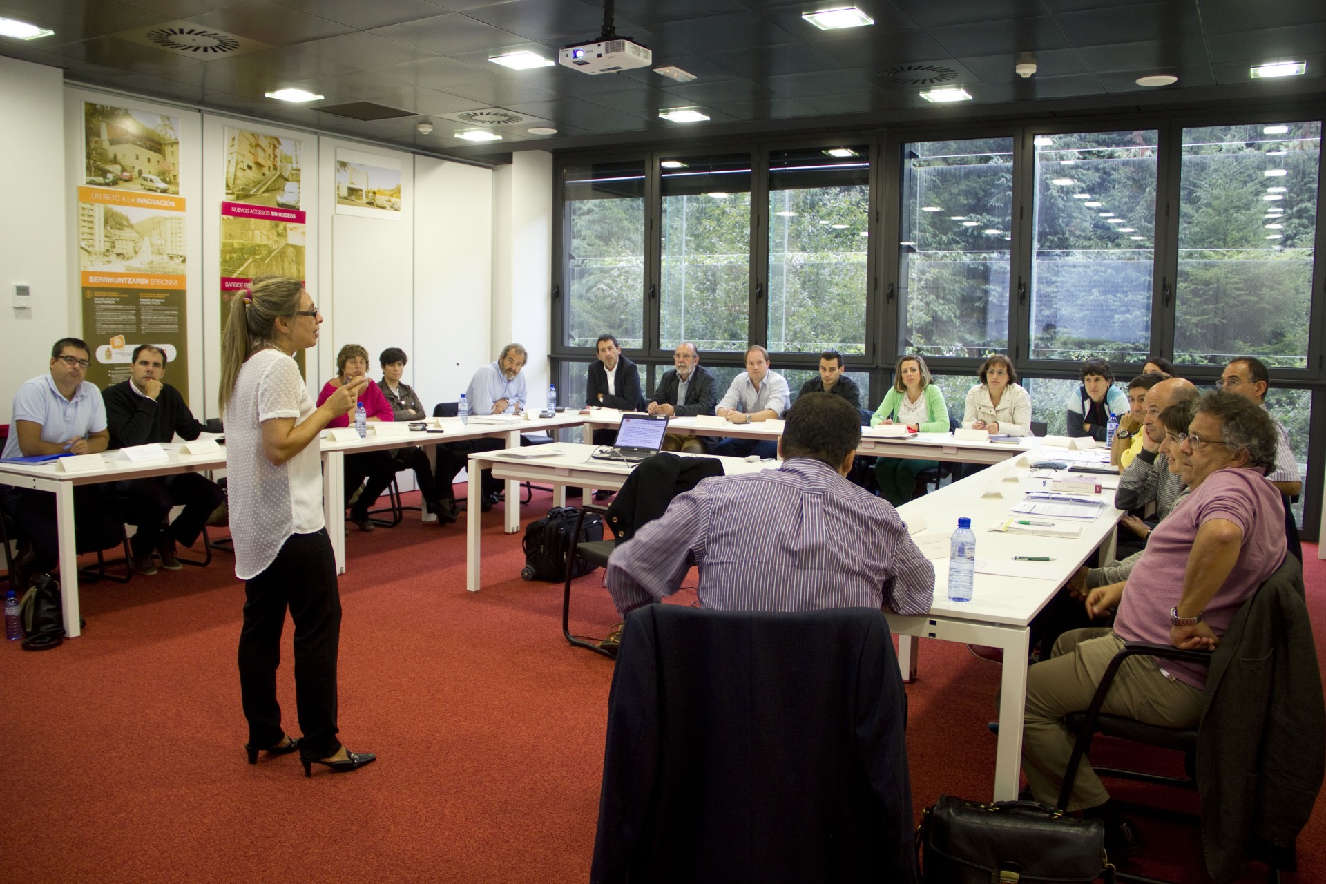 La ponente delante del grupo