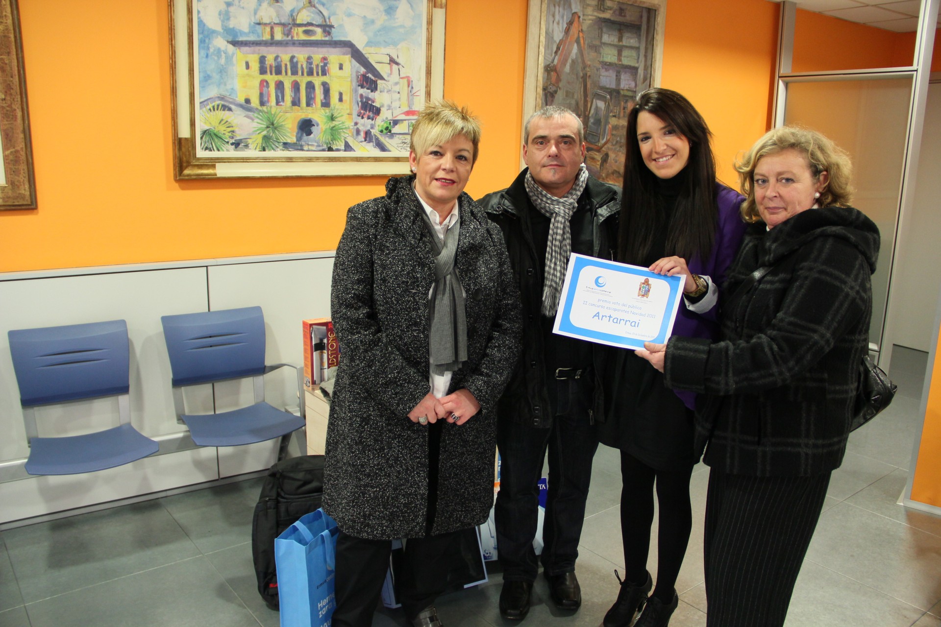 La titular de la tienda Artarrai luce el diploma acreditativo