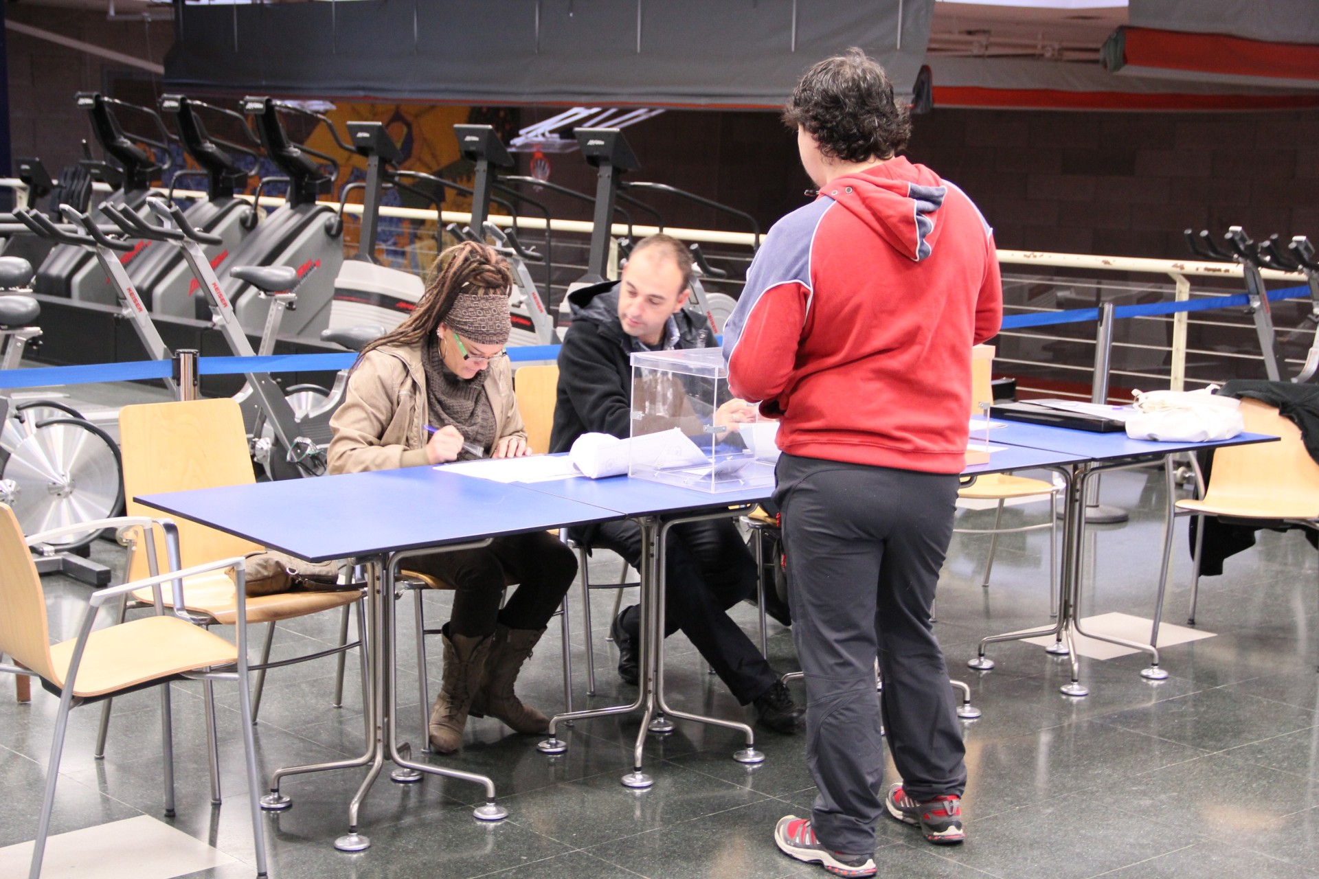 Las personas de la mesa comprueban la identidad del votante