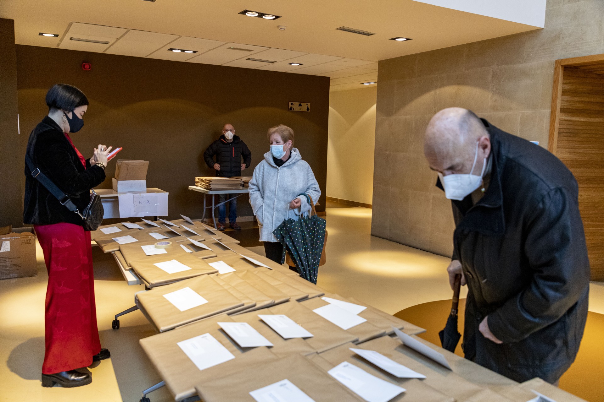 Las personas recogían de forma individual el diploma al salir