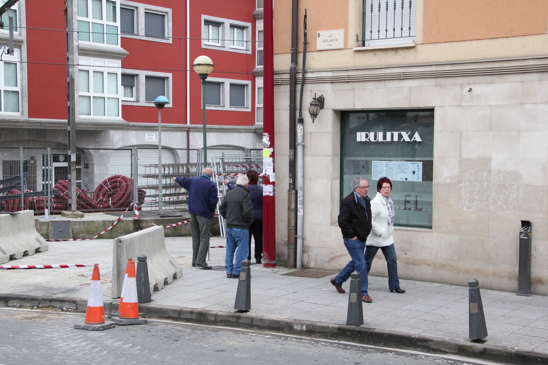 Las primeras personas comentando el inicio de las obras