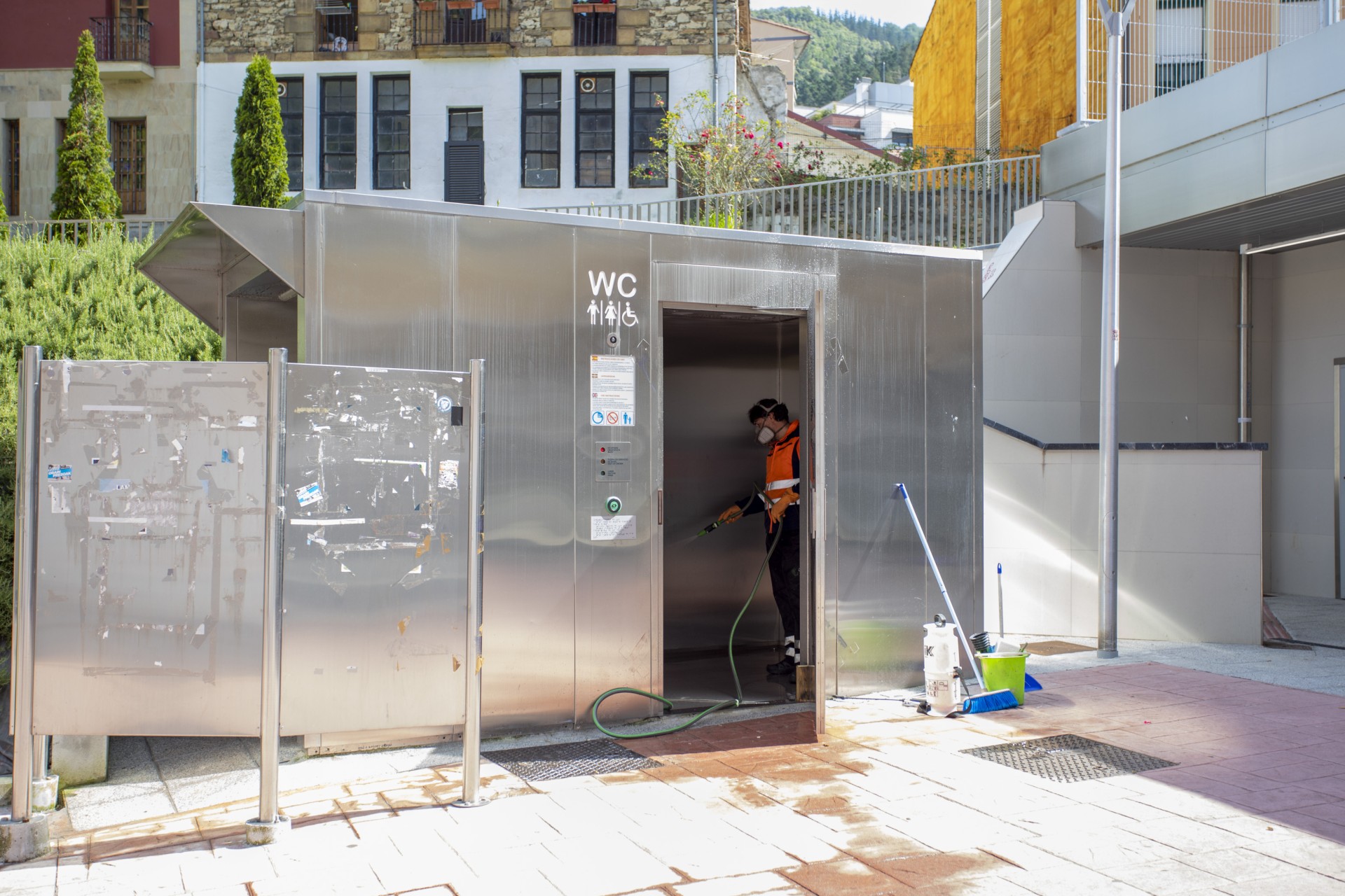 Limpieza y reapertura de los aseos públicos