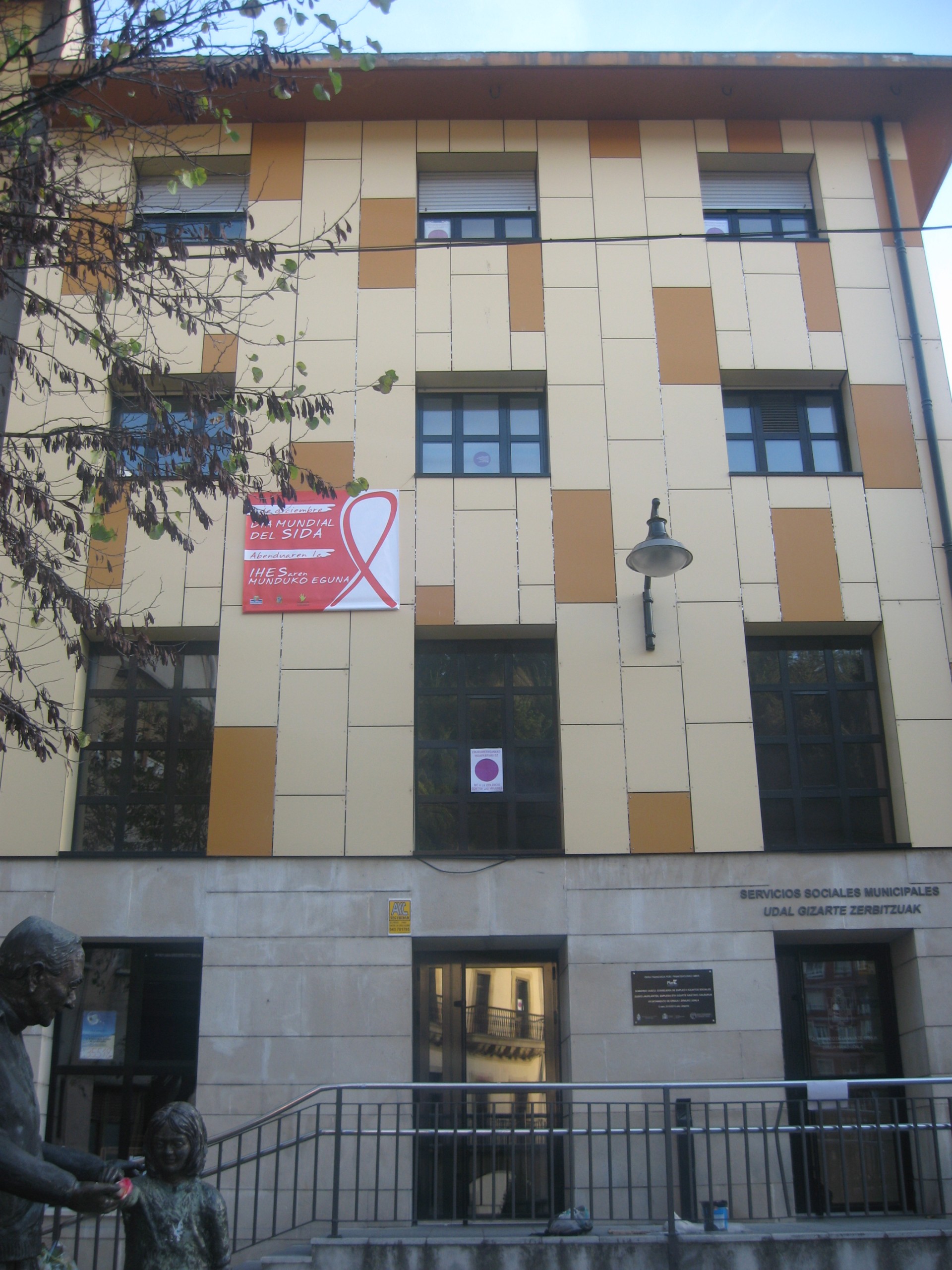 Lona colocada en la fachada del edificio de Servicios Sociales