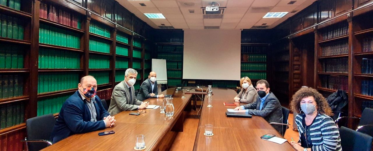 Los responsables y sus equipos en la mesal