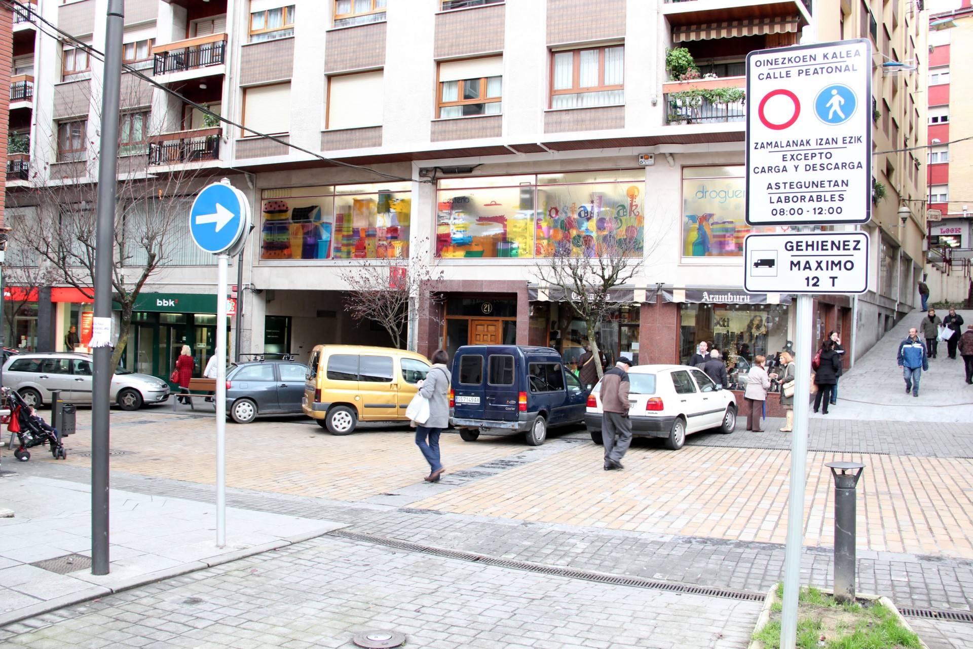 Los vehículos copan la calle