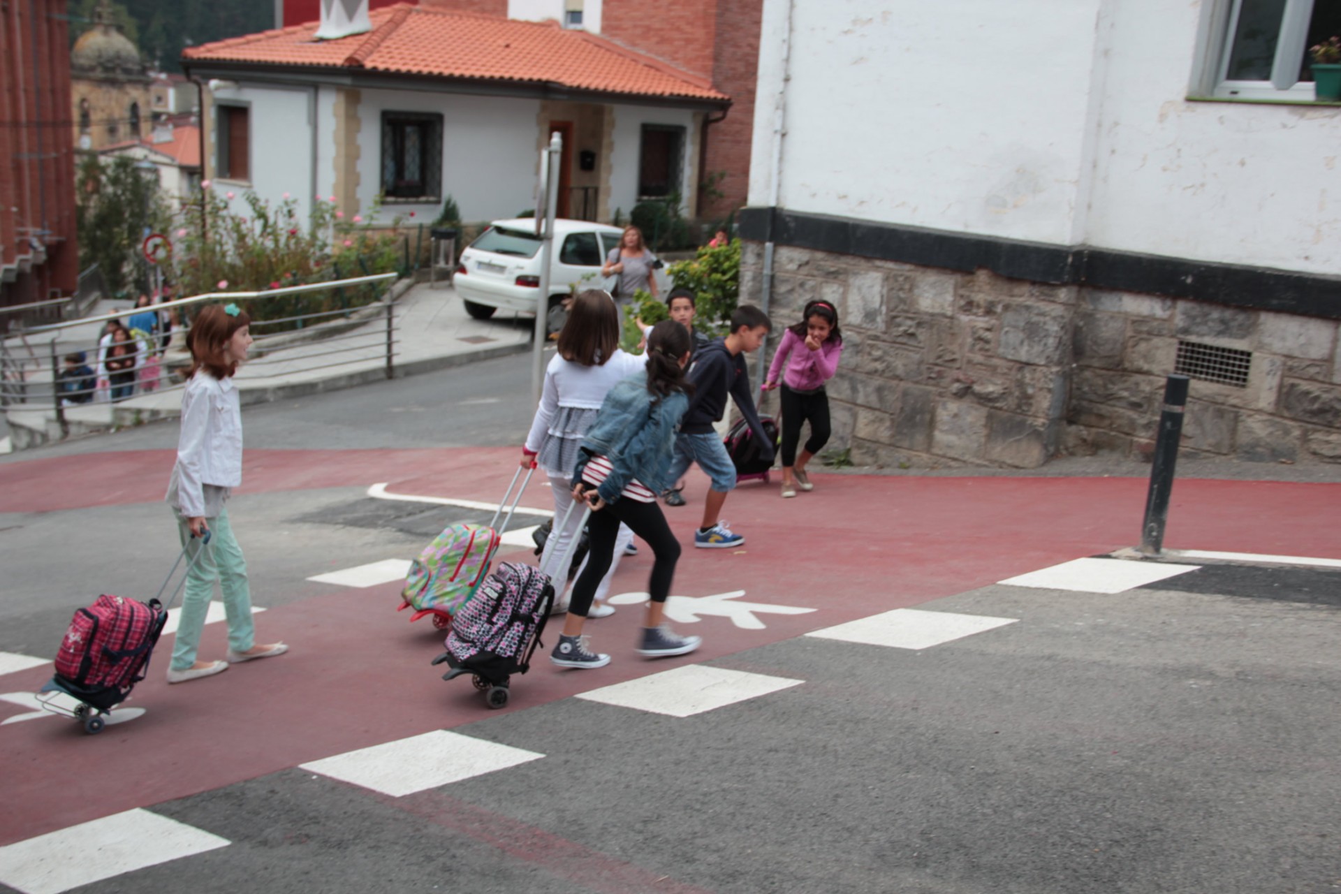 Los/as alumnos/as confluyen en el camino