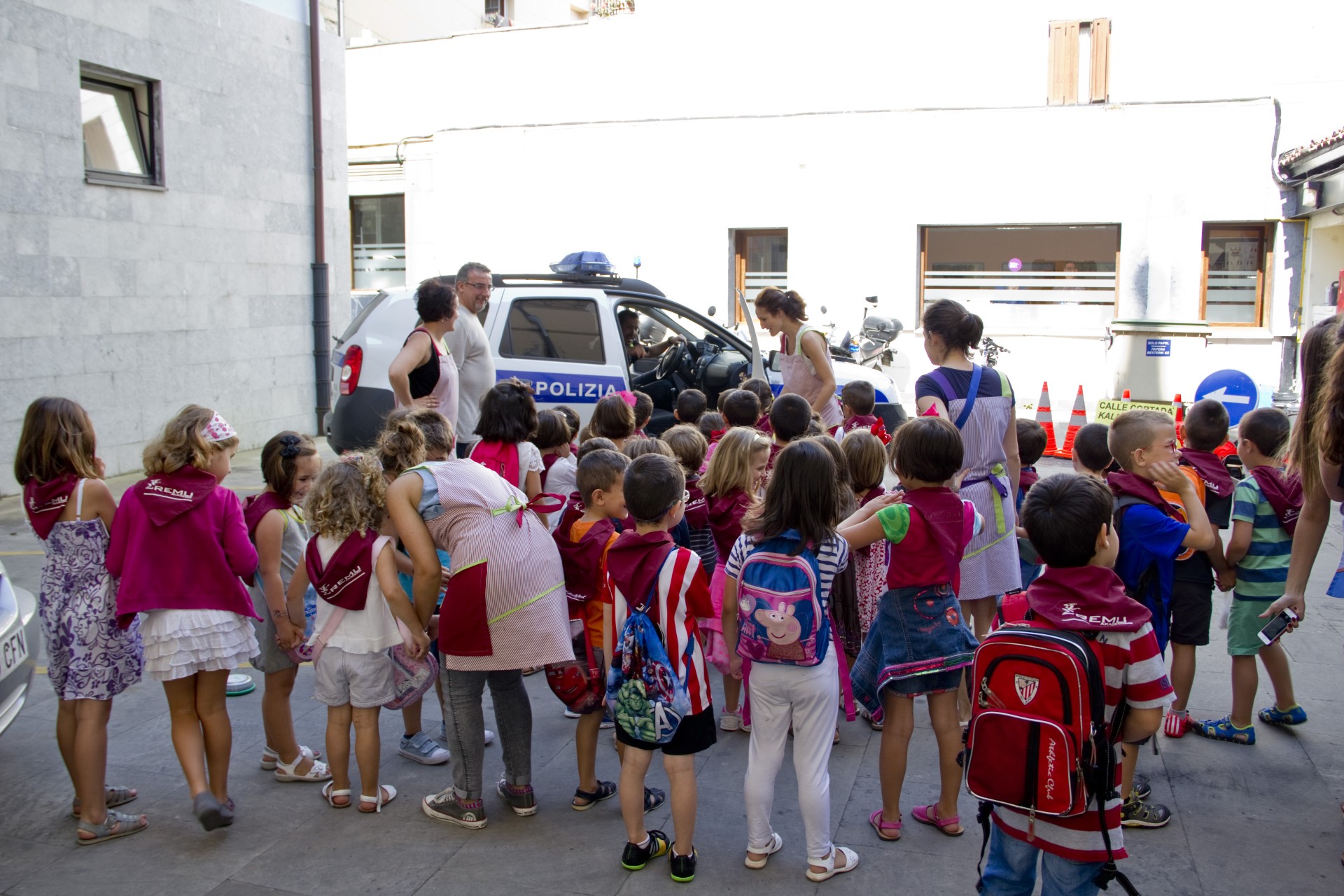 Los/as más pequeños/as disfrutan siendo policías por un día