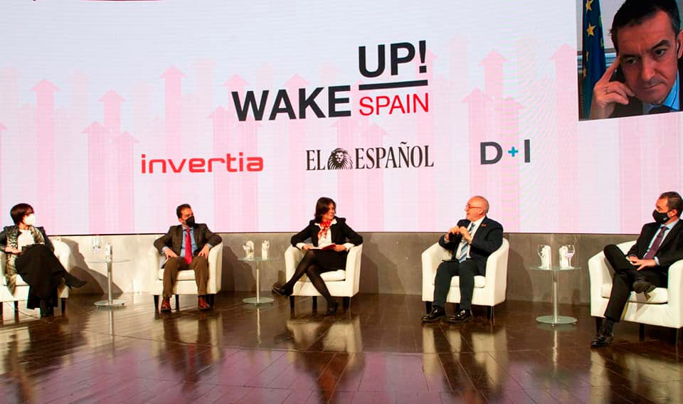 Los/as ponentes durante su intervención