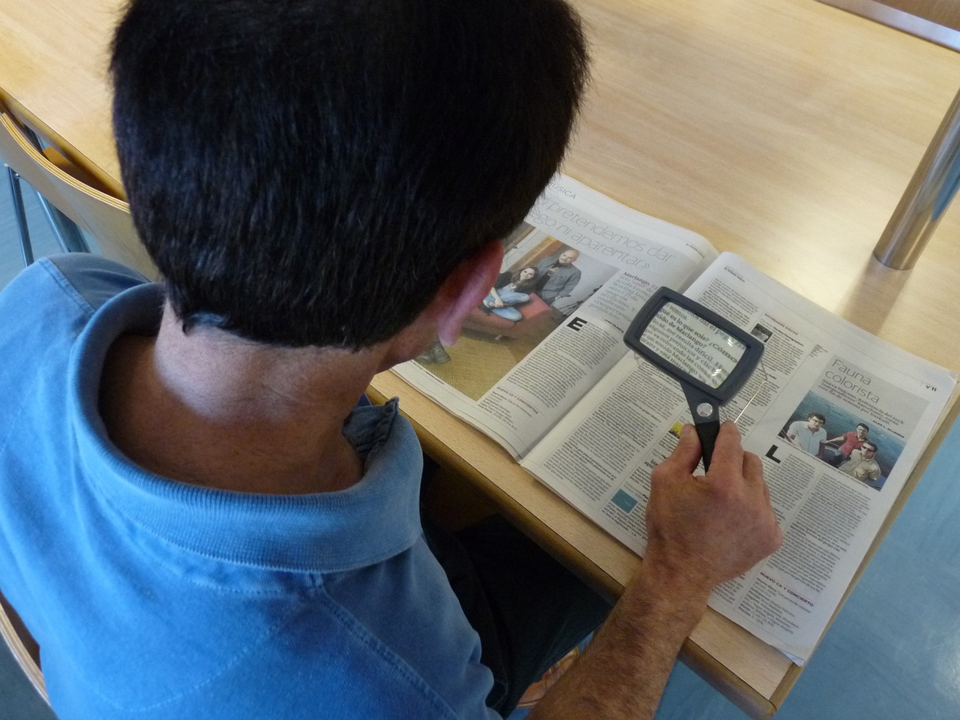 Lupas para ayuda a la lectura en la biblioteca municipal de Ermua (Bizkaia)