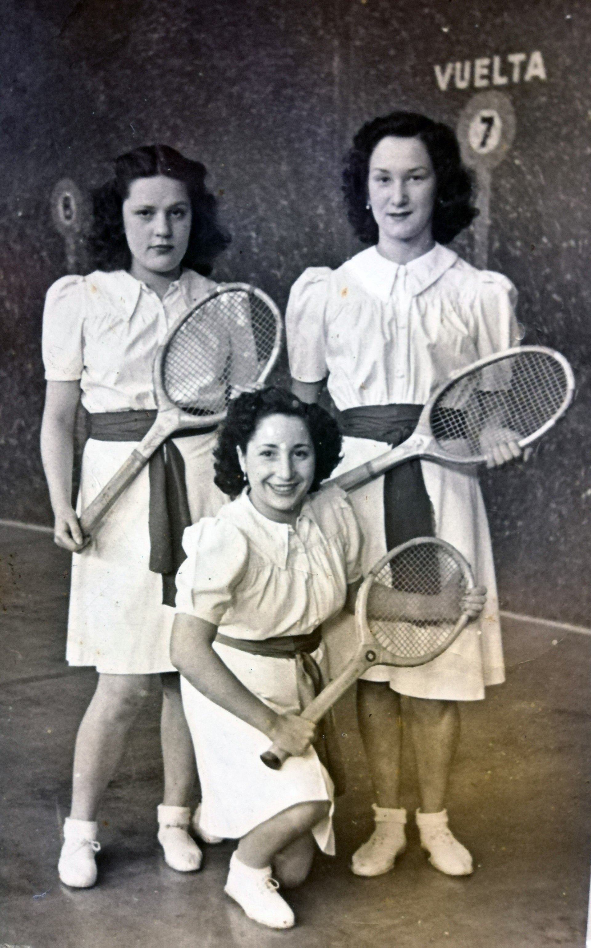 Maite Gorrotxategi, Nieves Bereziartua  eta Charo Blasco pisukideak.