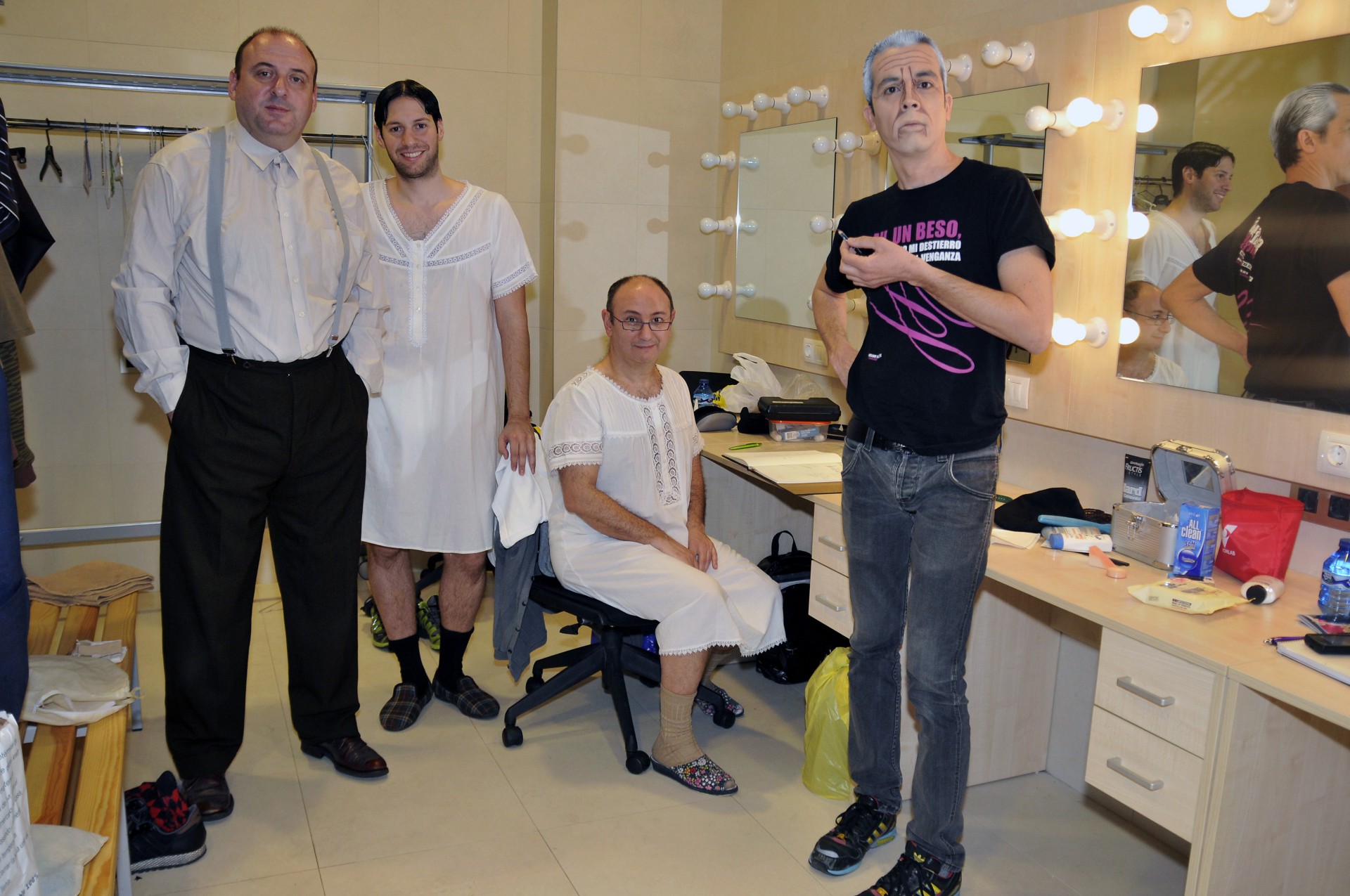 Manuel Agredano, Marcos León, Mariano Llorente y Antonio Verdú en los camerinos del Ermua Antzokia