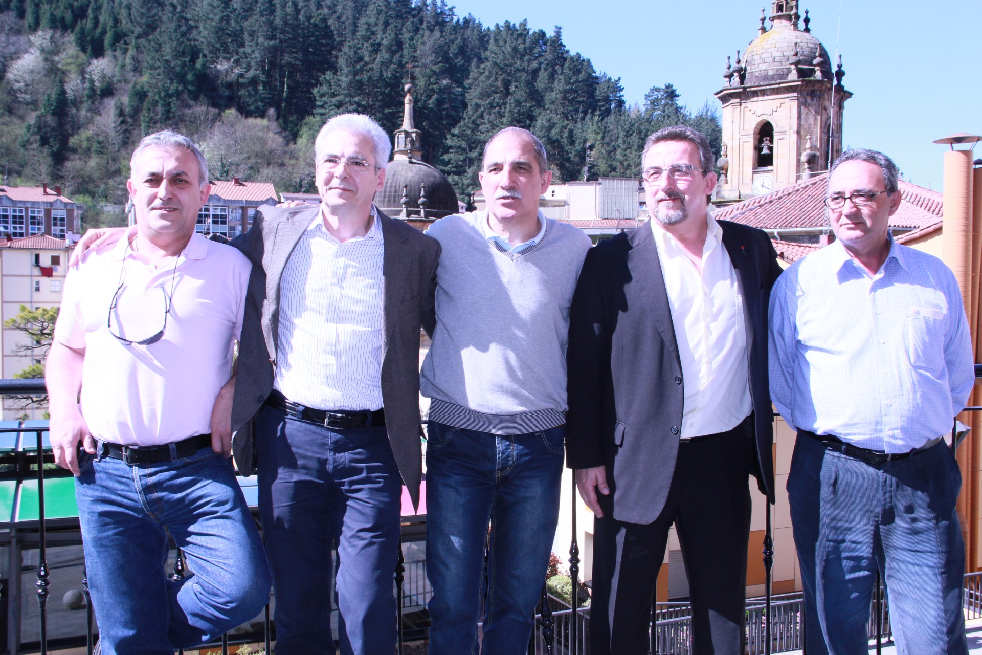 Miguel Santos posa con Carlos Totorika, José Luis Clemente, José Luis Araujo y Félix Prol