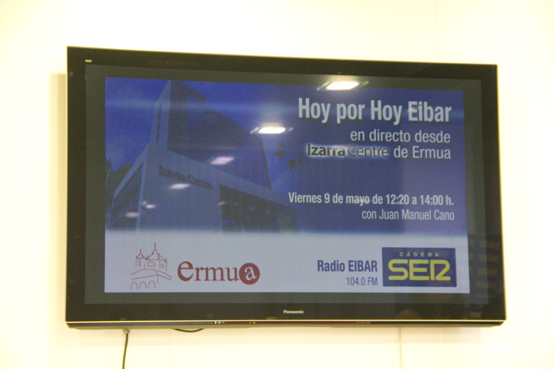 Monitor instalado en el set