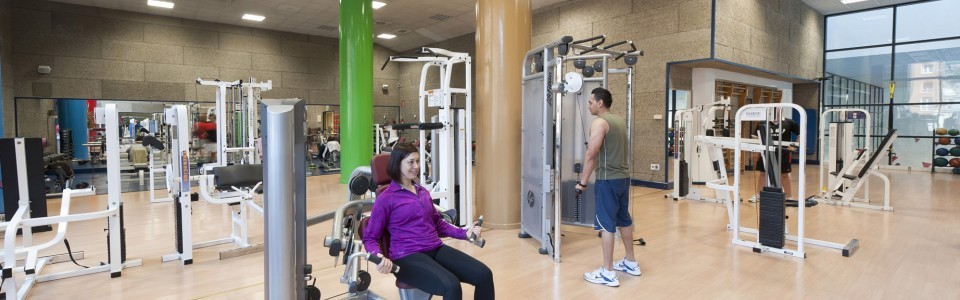Máquinas en la sala de fitness y tonificación