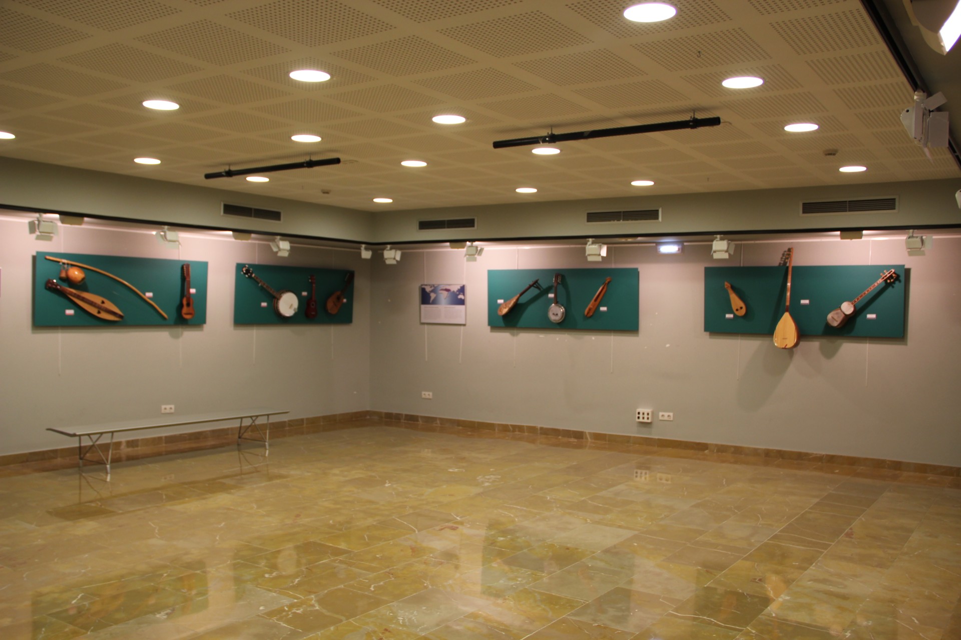 Muestra de instrumentos de cuerda en Lobiano Kultur Gunea