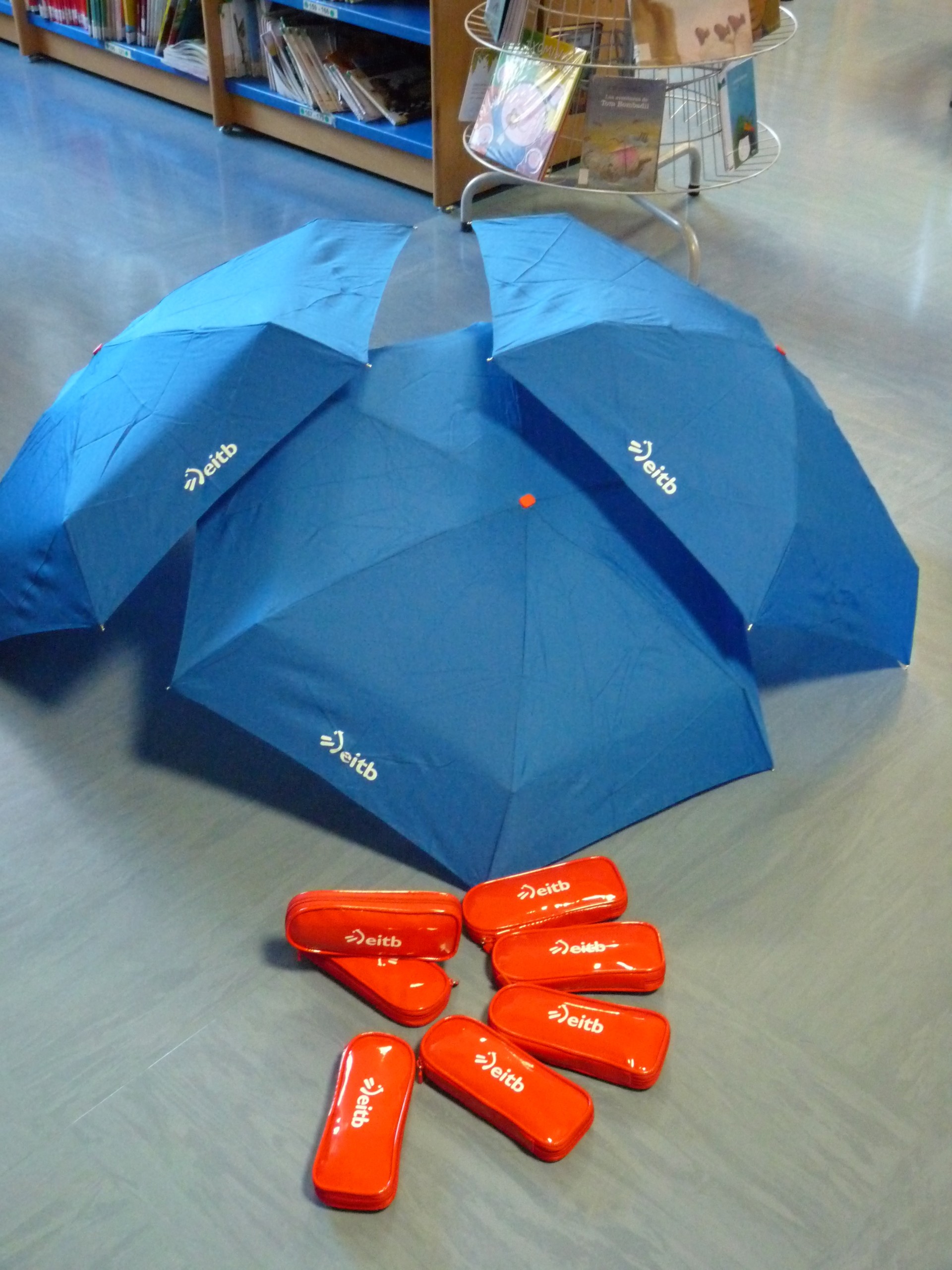 Muestra de los paraguas plegables donados por EITB