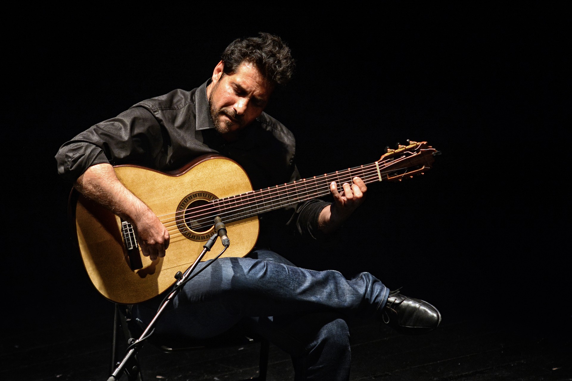Niño Josele tocando la guitarra