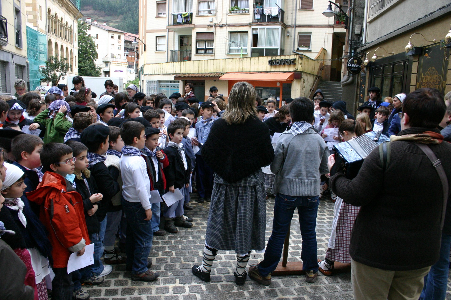 Niños y niñas cantando por las calles de Ermua para celebrar Santa Águeda