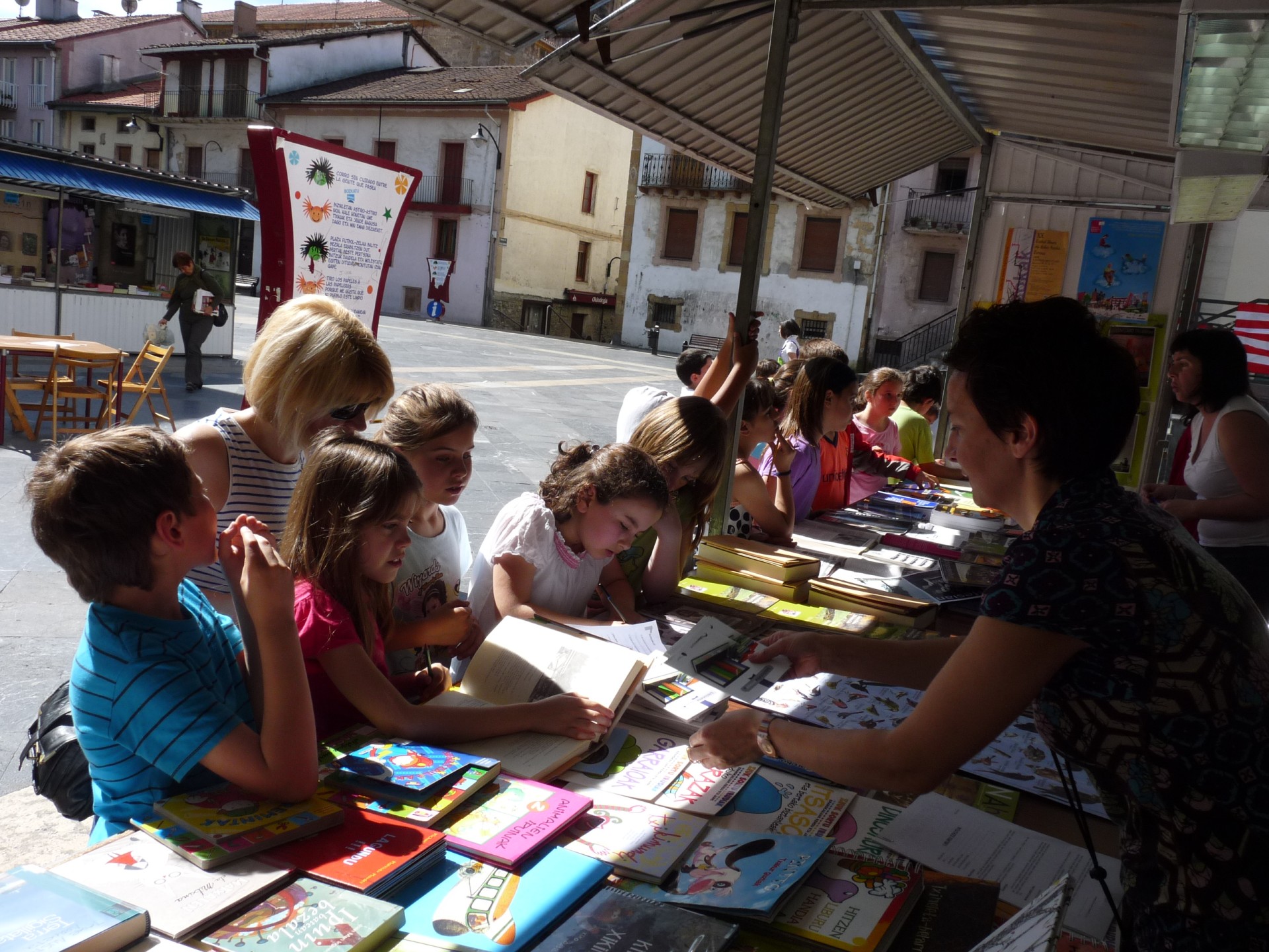 Niños y niñas en el stand de la biblioteca municipal