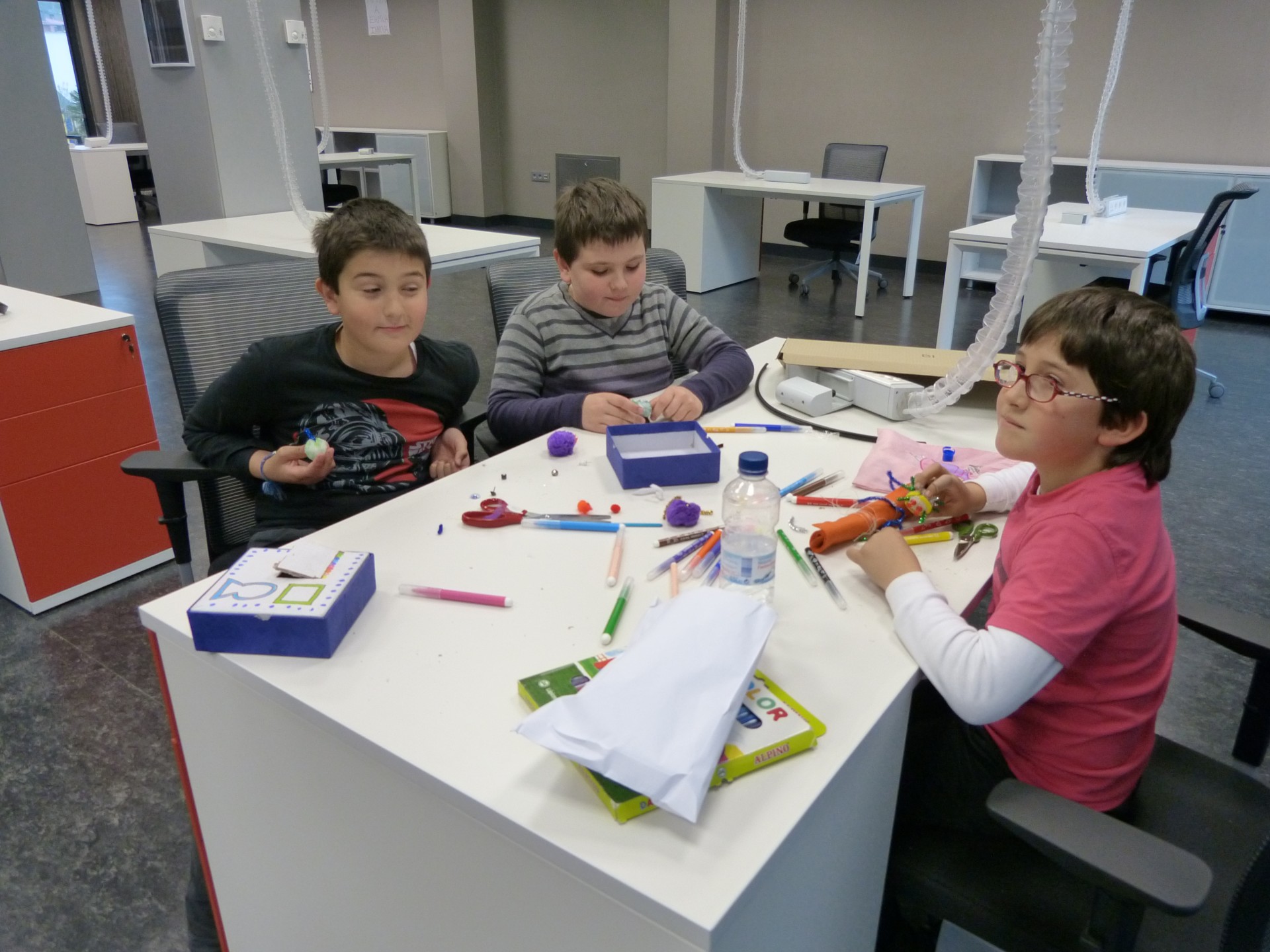 Niños y niñas que han tomado parte del taller de picocricket