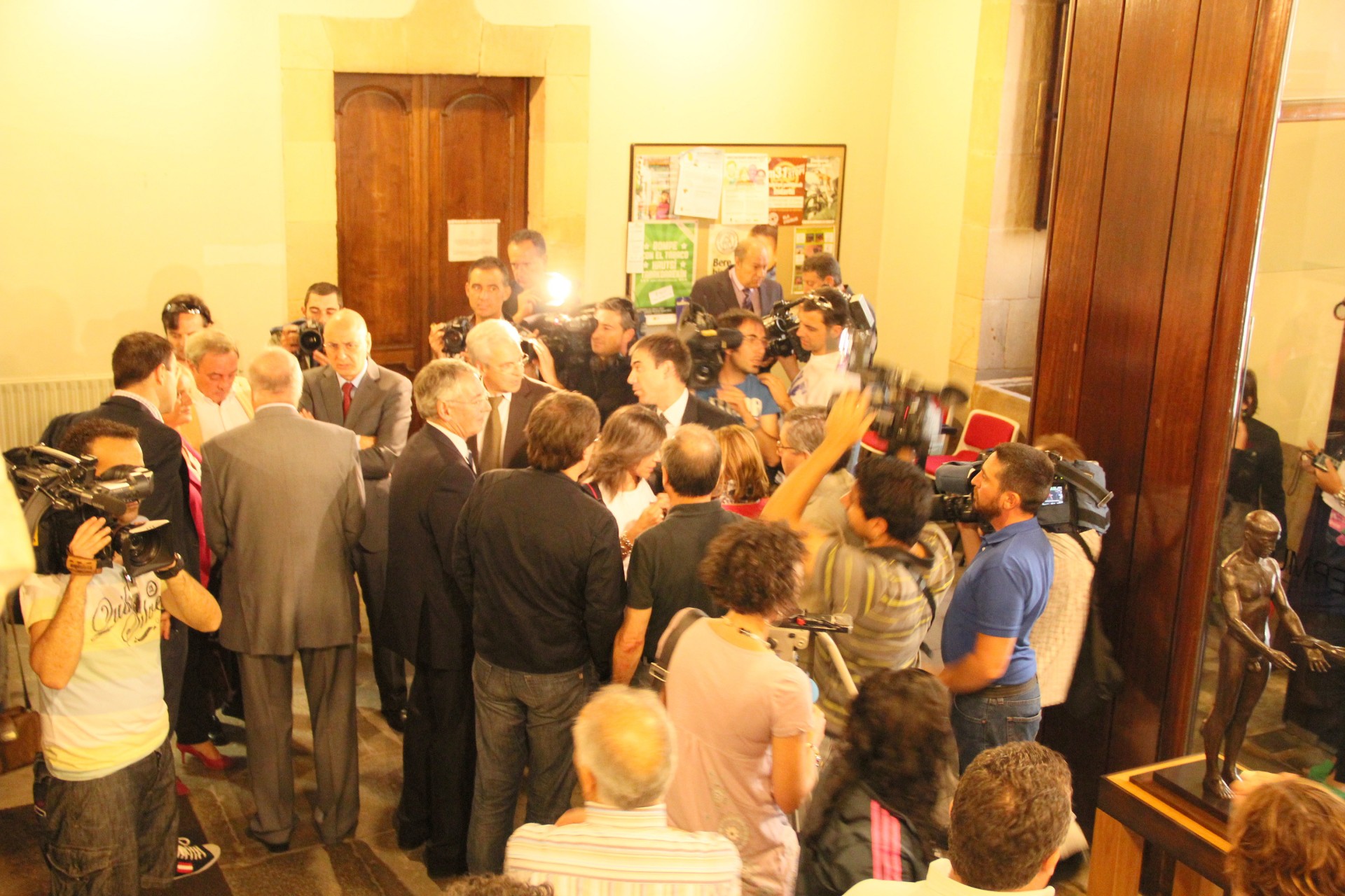 Nube de periodistas rodea a las autoridades presentes en el acto de recuerdo a Miguel Ángel Blanco