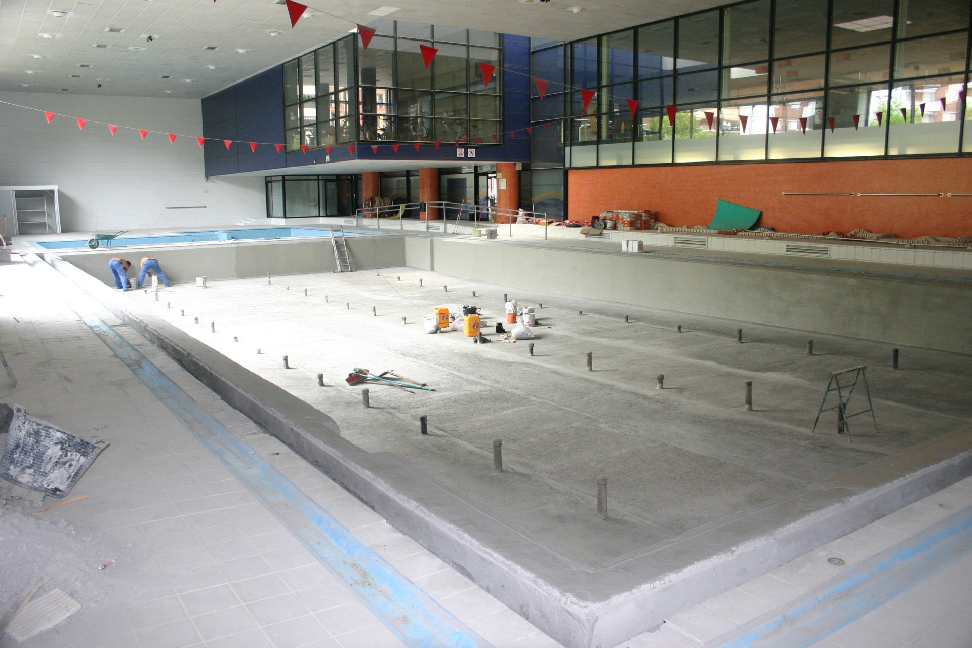 Obras de remodelación de la piscina del polideportivo de Ermua, incluidas en el Plan E