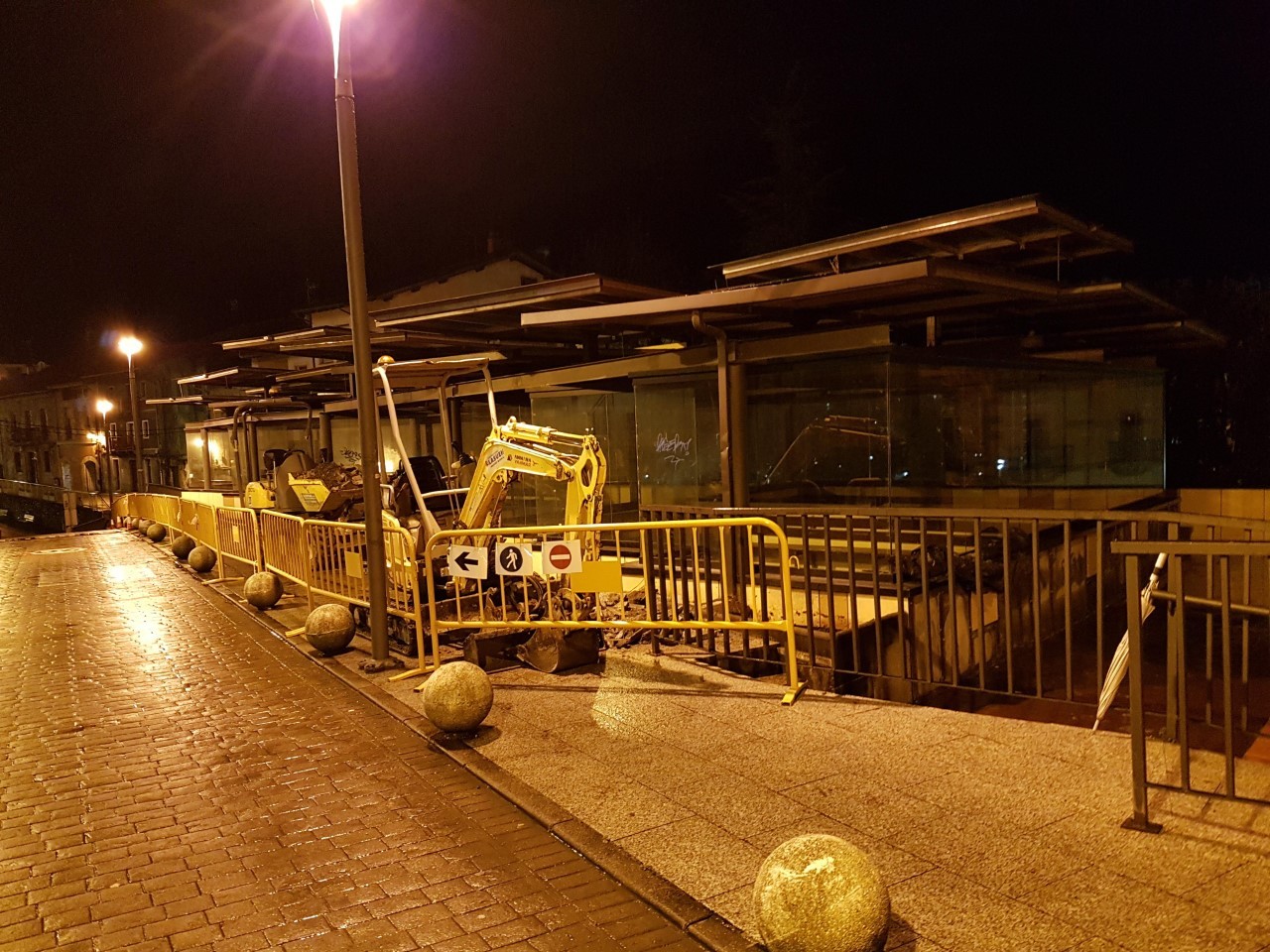 Obras de reparación de filtraciones de agua en la plaza Valerio