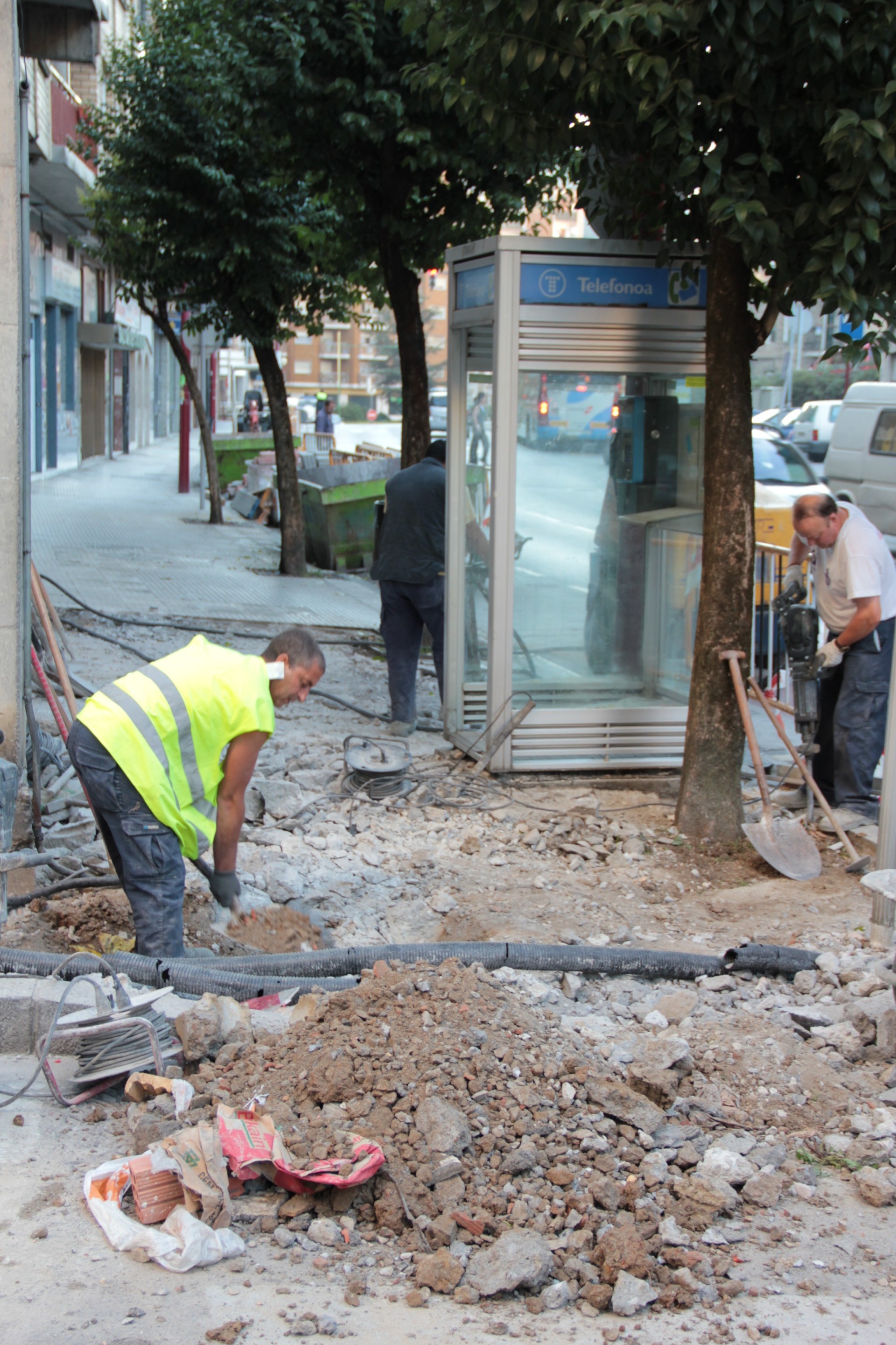 Obras varias para sustituir las aceras y realizar nuevas canalizaciones en la calles Diputación, Travesía Etxarte y Zeharkalea de Ermua en agosto 2010