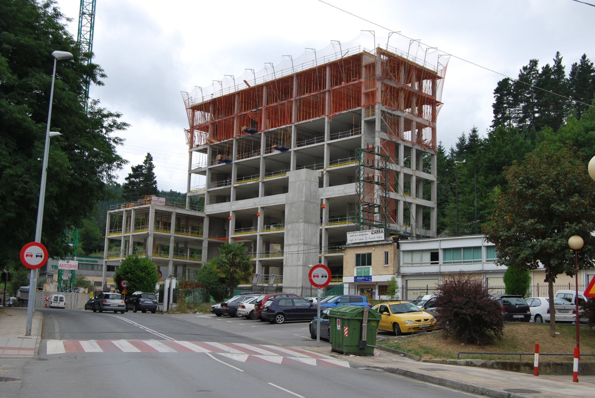 Obras y estructura del edificio Izarra, para el sector servicios y vivero de empresas en Ermua