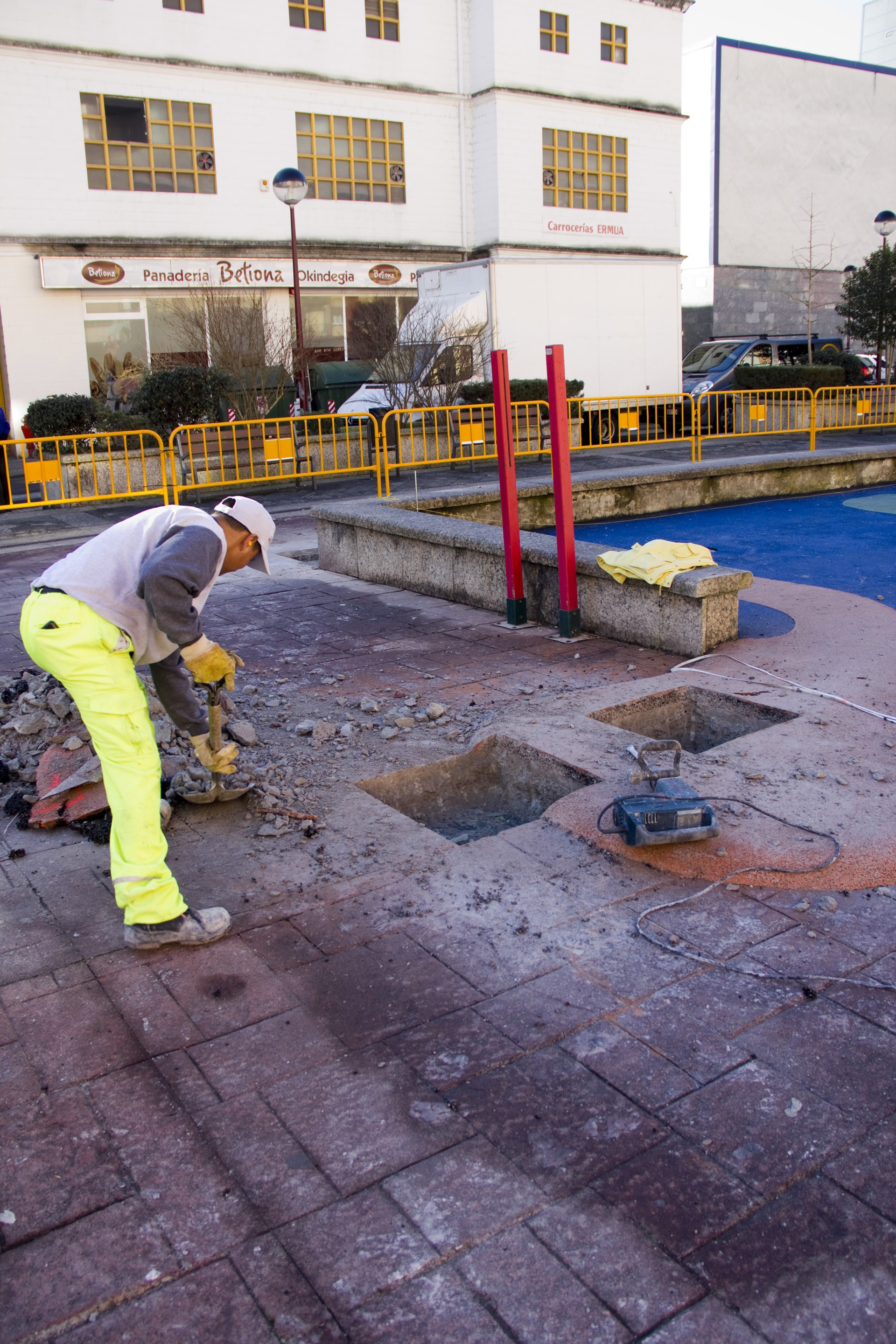 Operario acondicionando la zona tras abrir el recuadro Operario acondicionando la zona tras abrir el recuadro