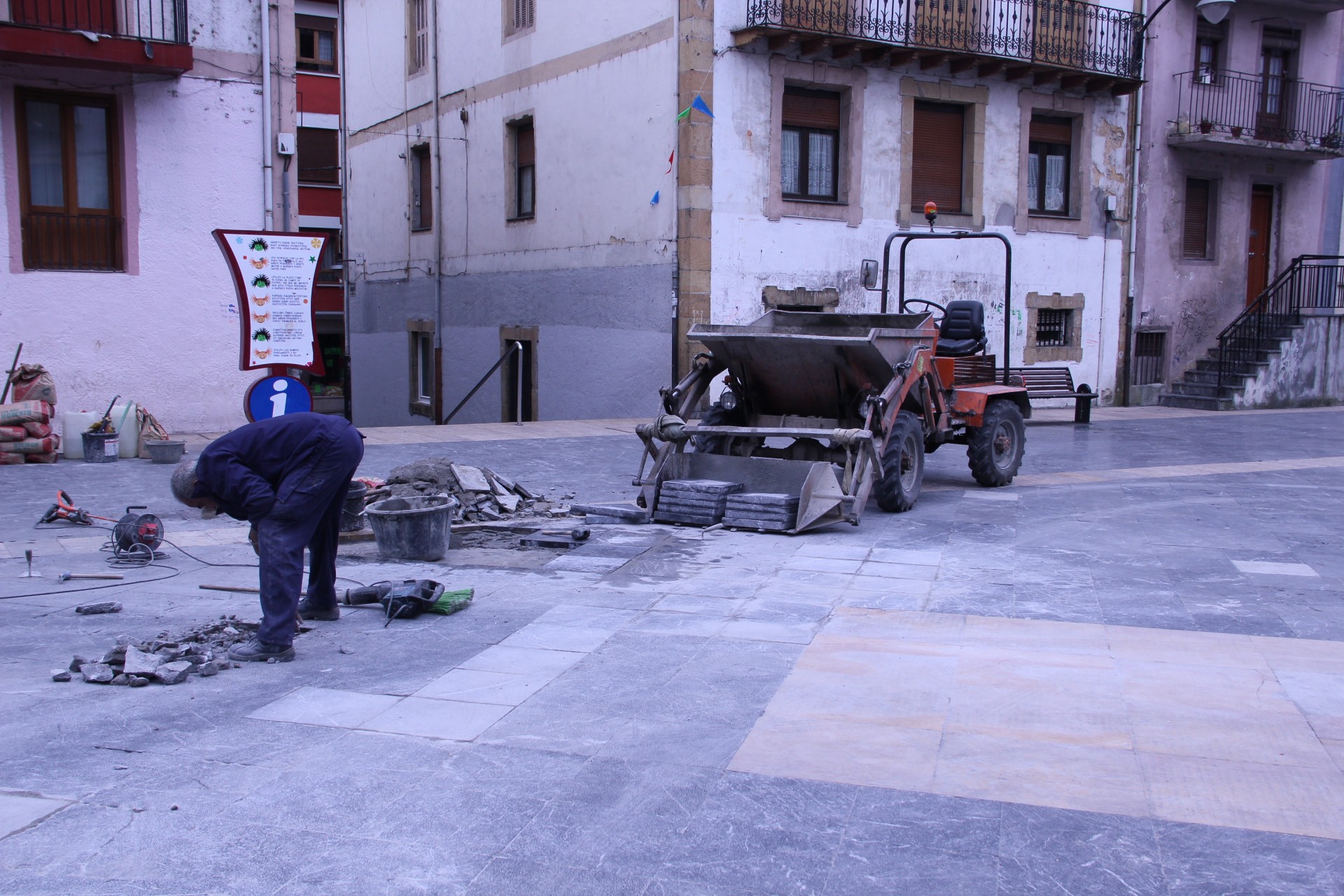 Operario de la brigada trabajando en la Plaza Cardenal Orbe
