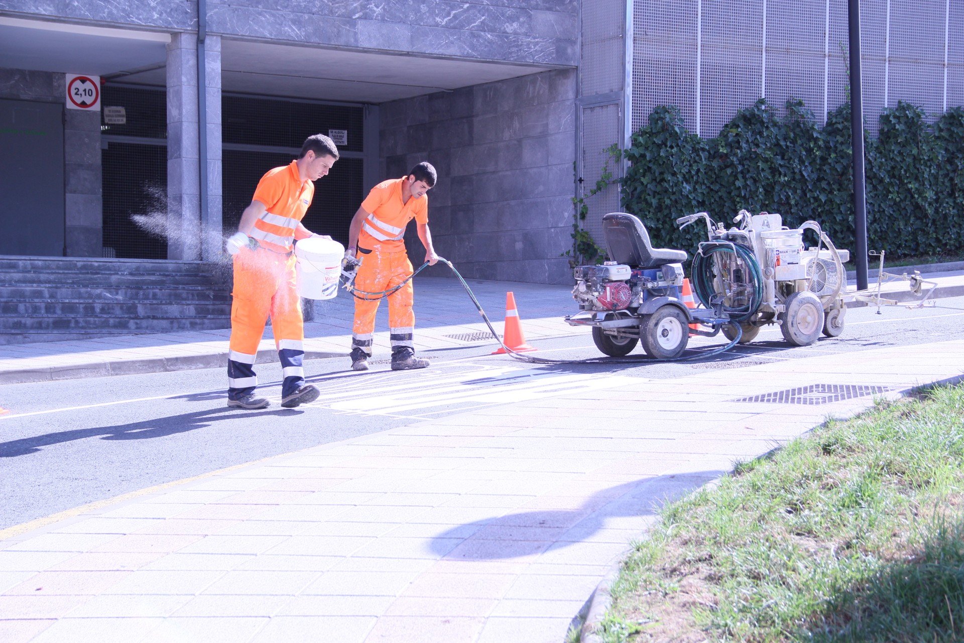 Operarios de CEPRENOR realizando los primeros trabajos