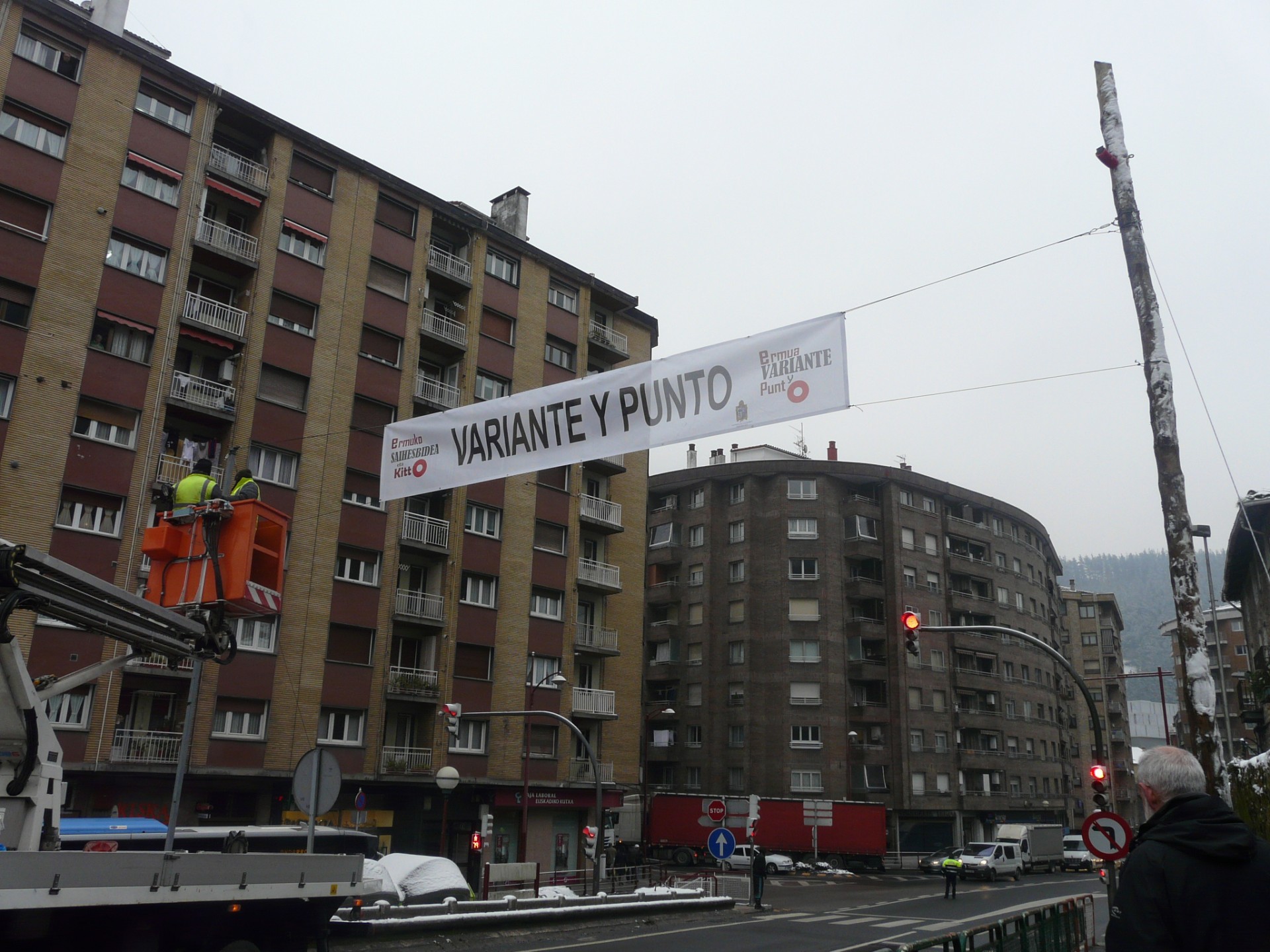 Pancarta de Areitio y cruce Kaltxango