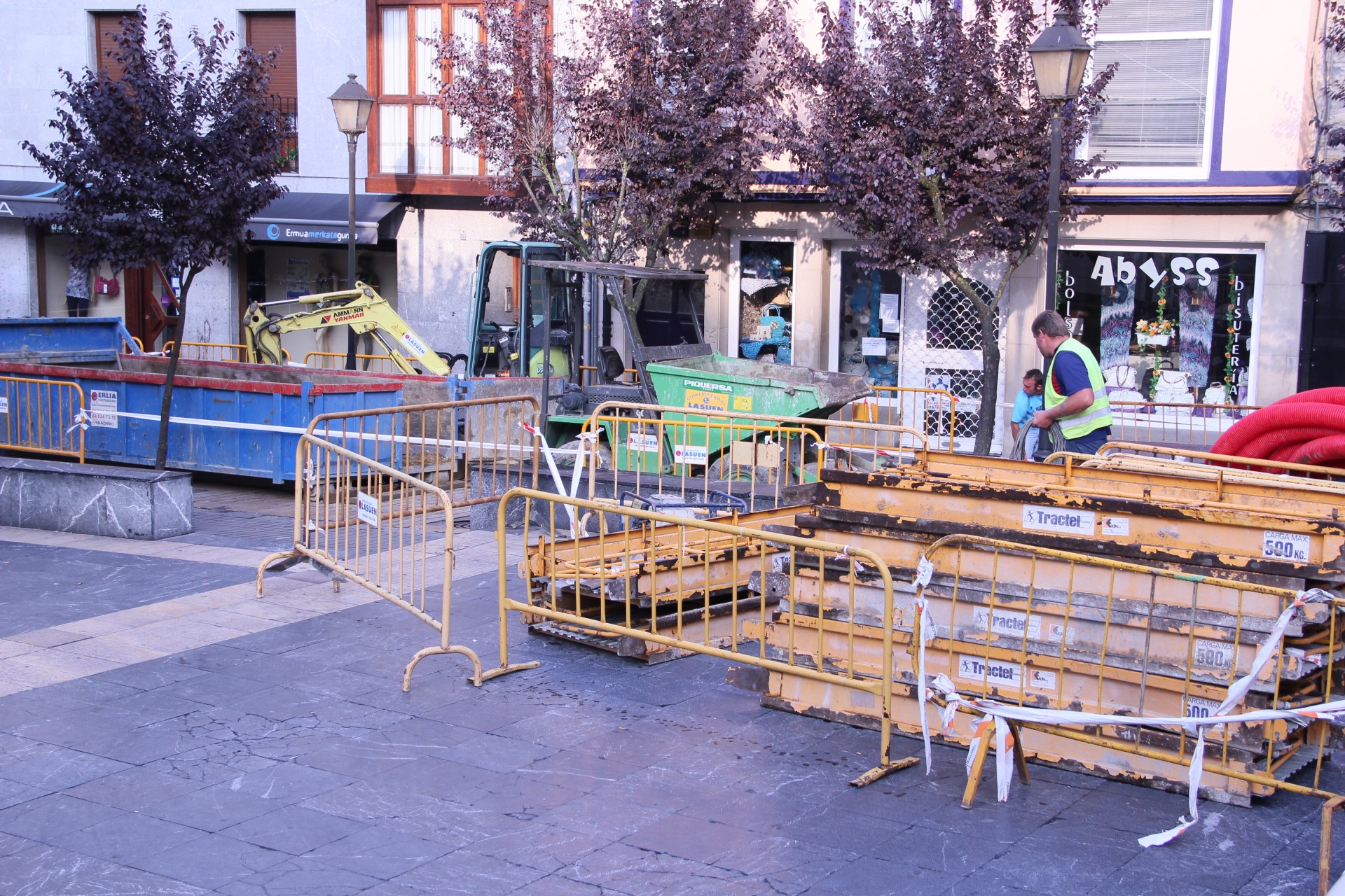 Parte de la plaza y el comienzo de Zubiaurre inmerso en las obras