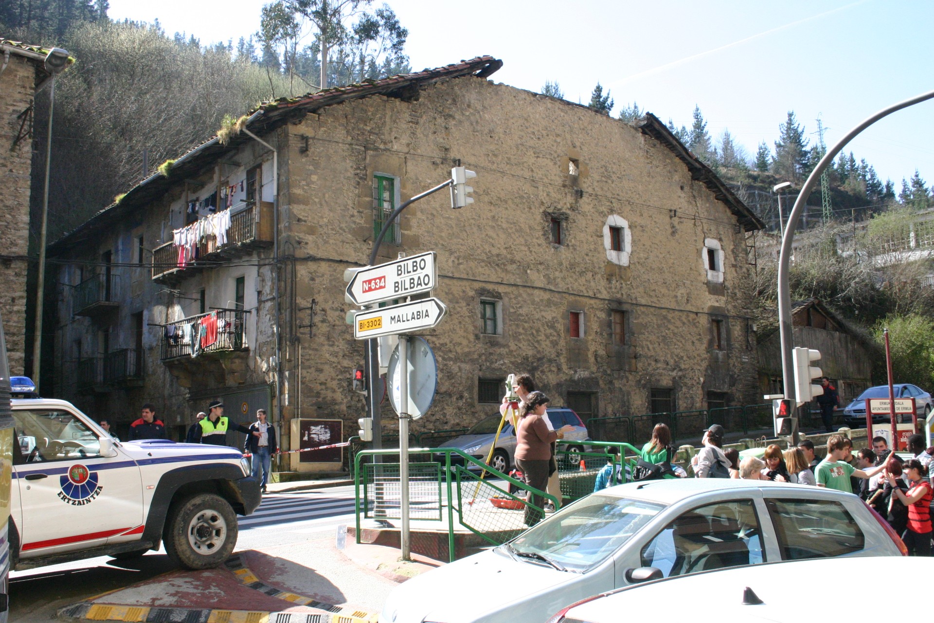 Parte del tejado de un edificio se hunde (Sucesos)