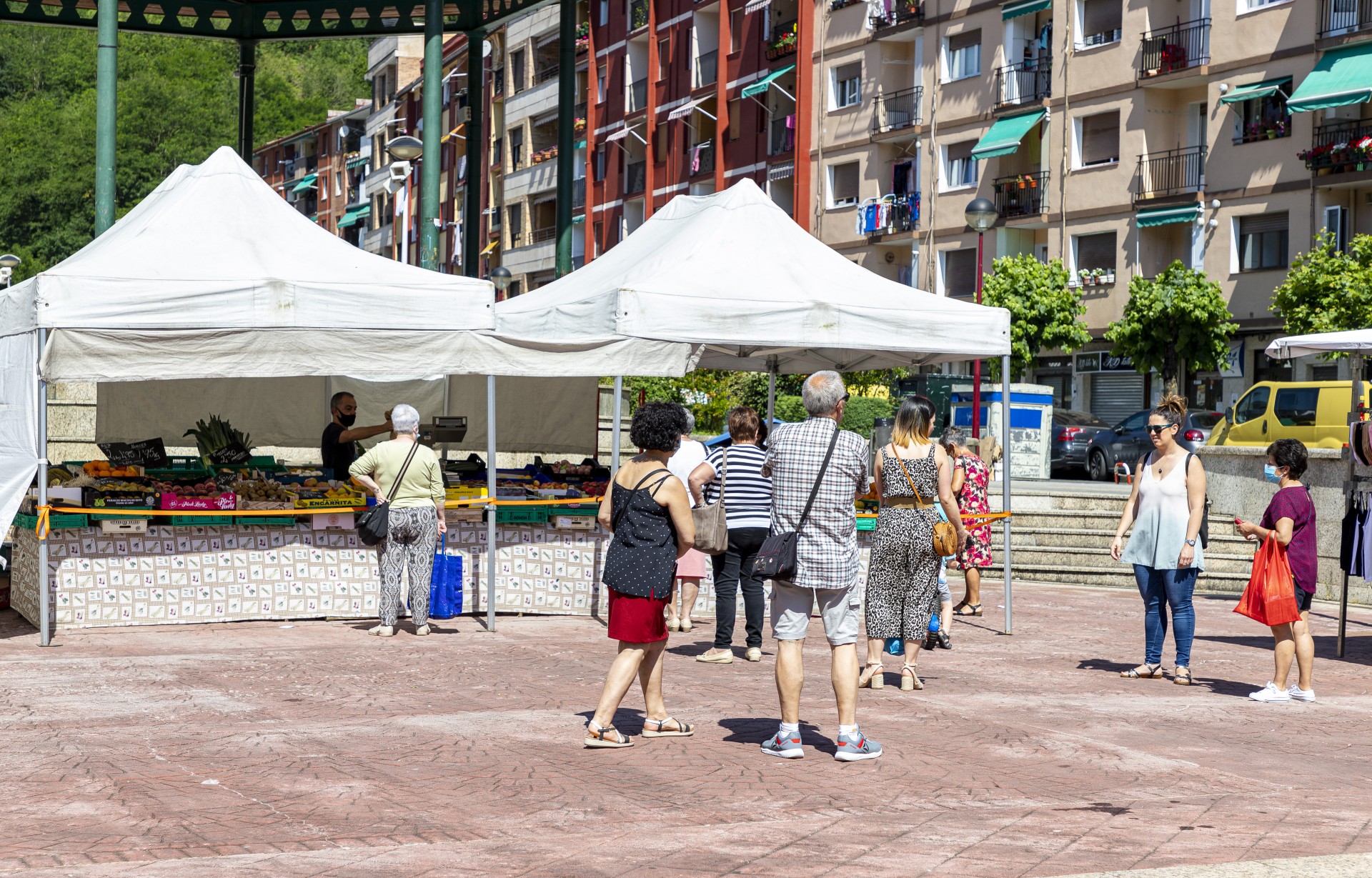 Personas esperan a ser atendidas en la frutería