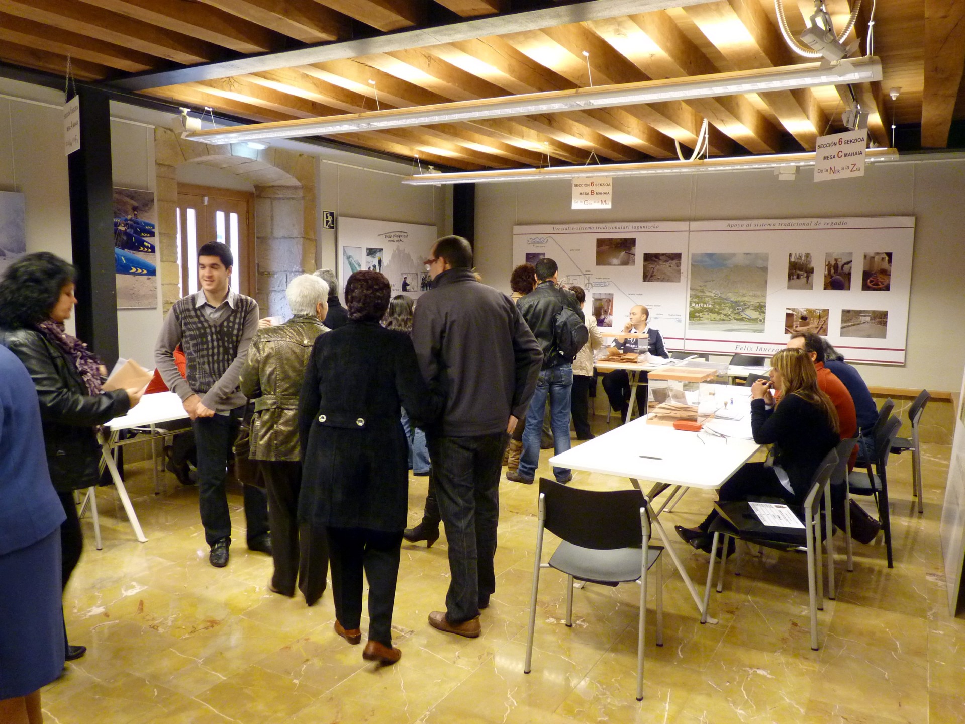 Personas votando en las mesas situadas en Lobiano Kultur Gunea