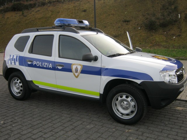 Perspectiva delantera del nuevo vehículo de la policía local