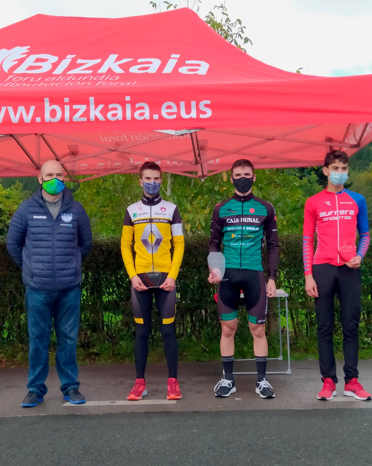 Podium: Aimar de amarillo; el ganador de verde y el tercero de rojo