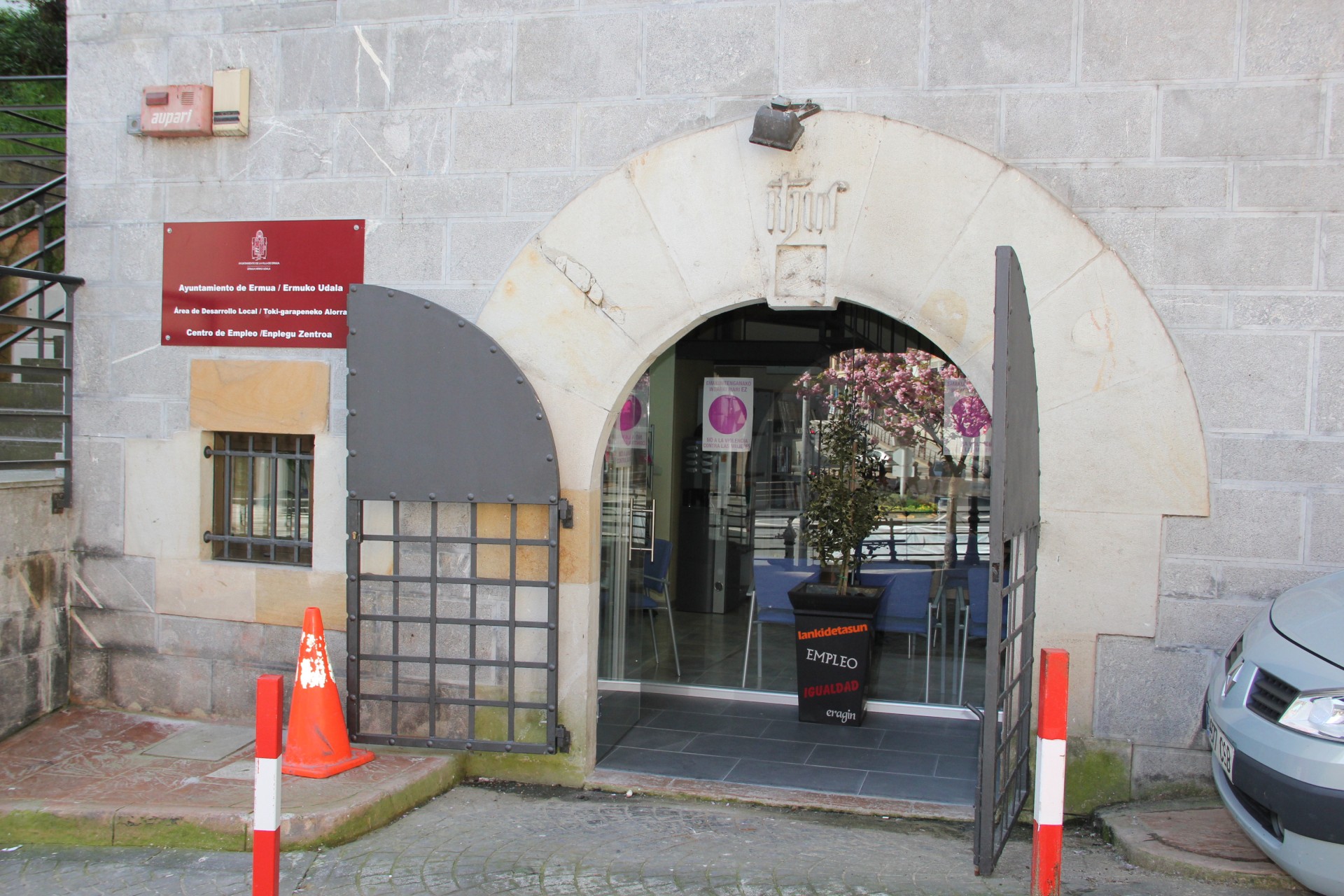 Puerta de acceso a Torreta Etxea, Área de Desarollo Local de Ermua