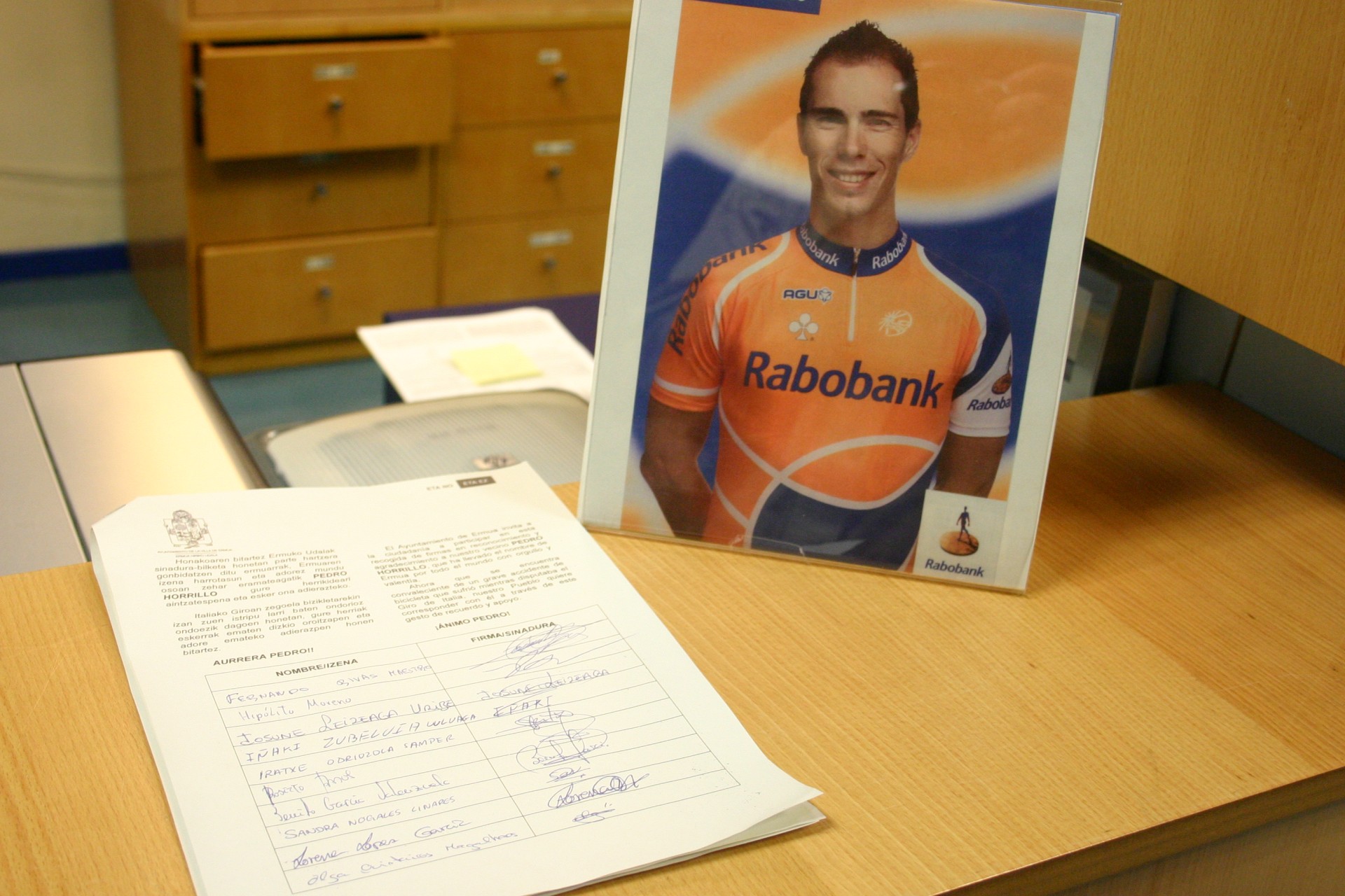 Recogida de firma de apoyo al ciclista Pedro Horrillo, de Ermua