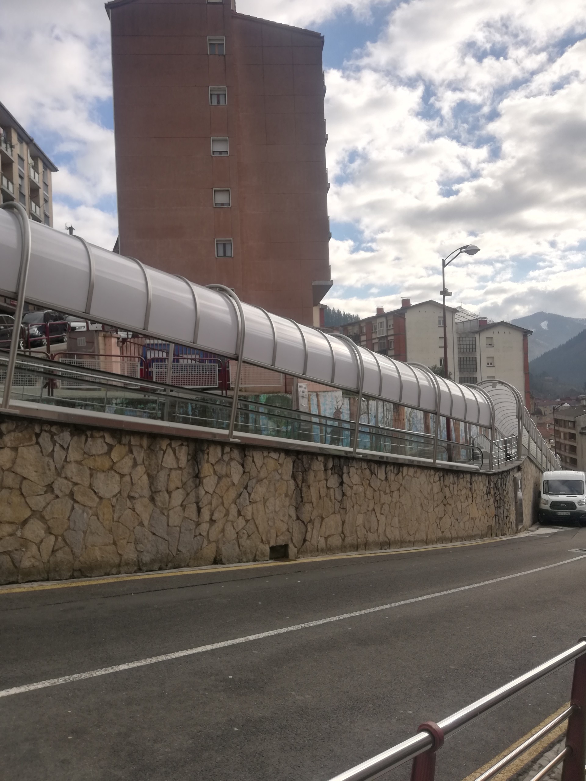 Reparación de las cubiertas de las rampas mecánicas