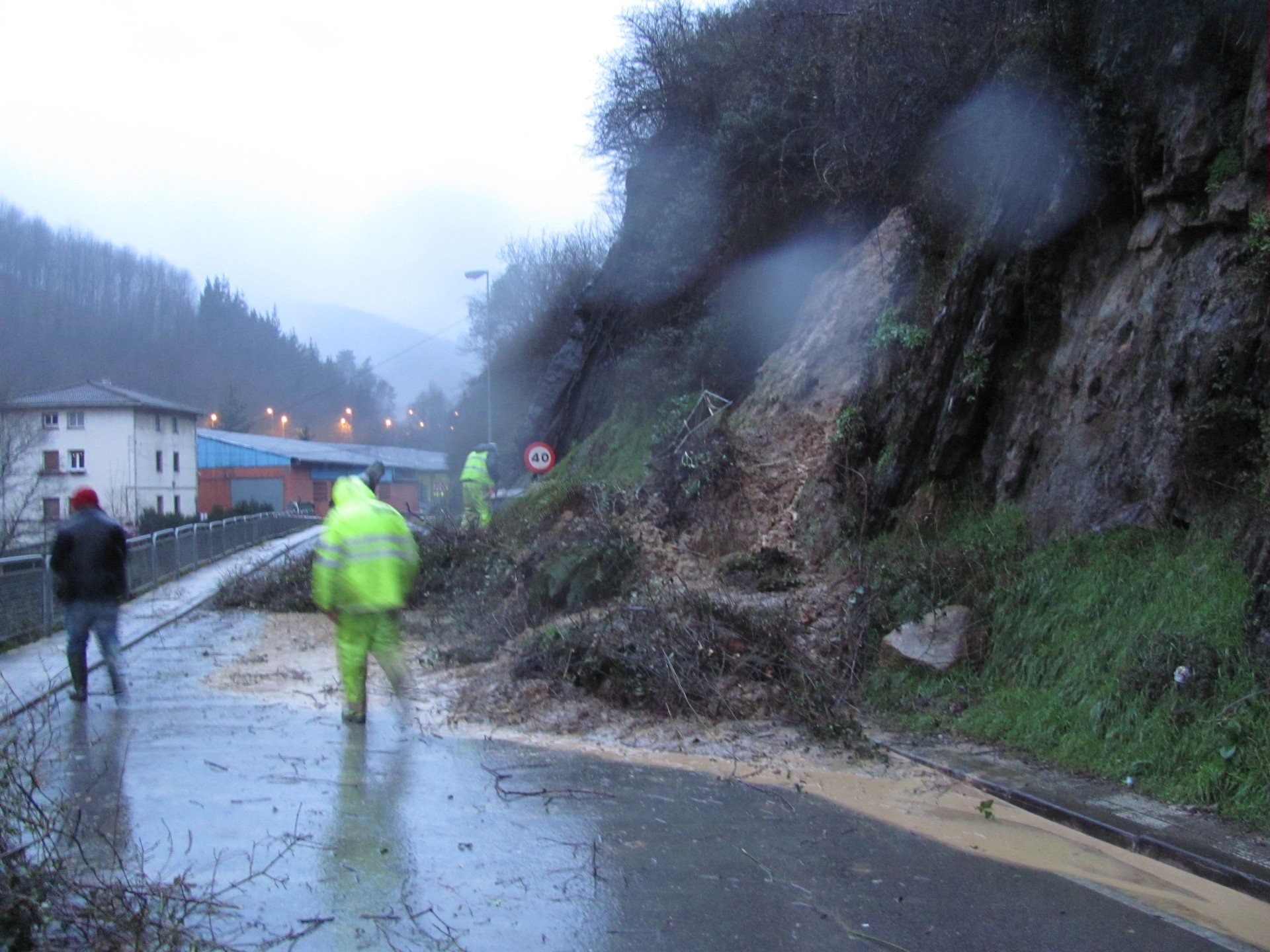Reparación del desprendimiento del talud en el acceso a la carretera de Eitzaga