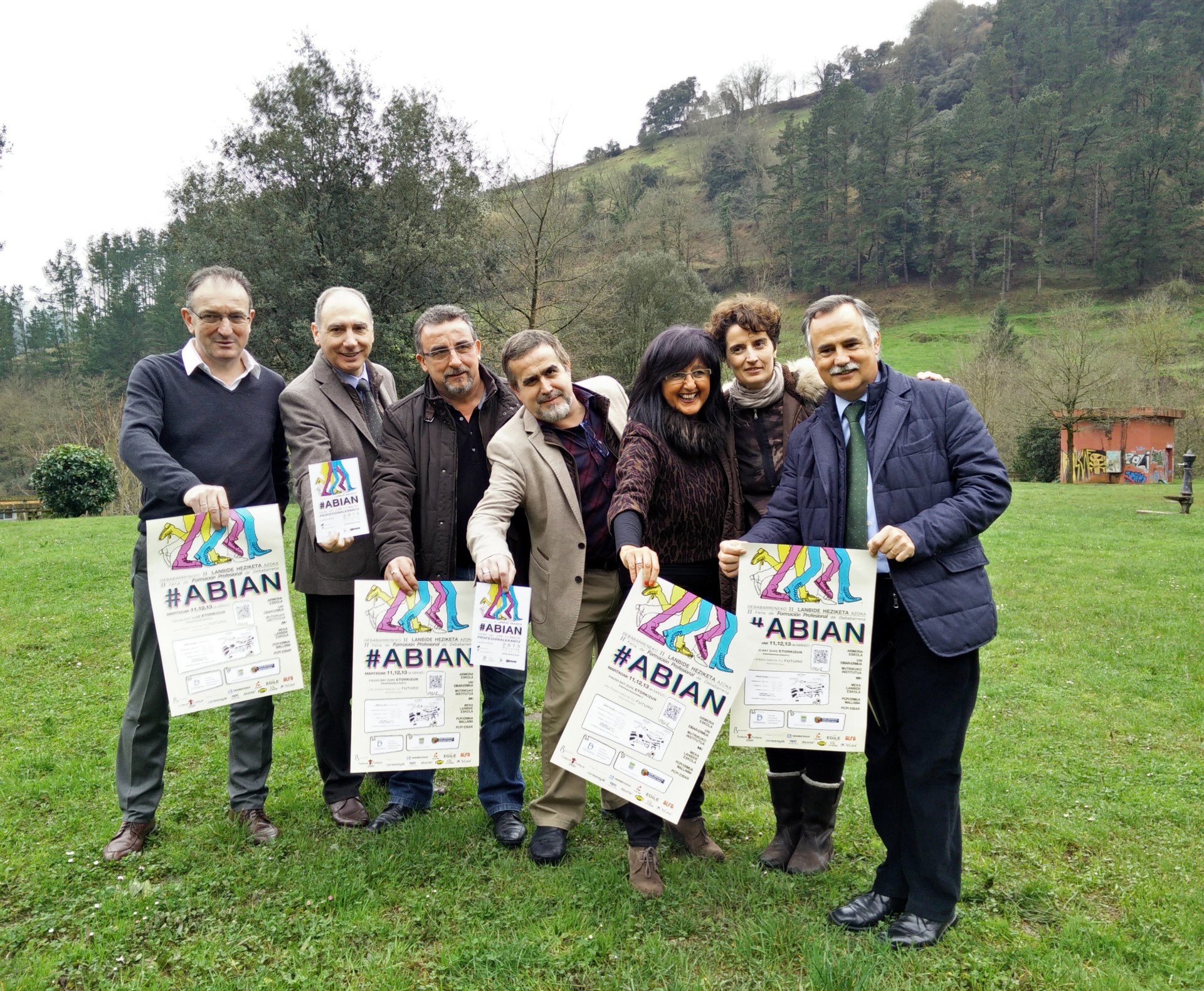 Representantes de la organización presentan el cartel y el programa de la Feria Abian