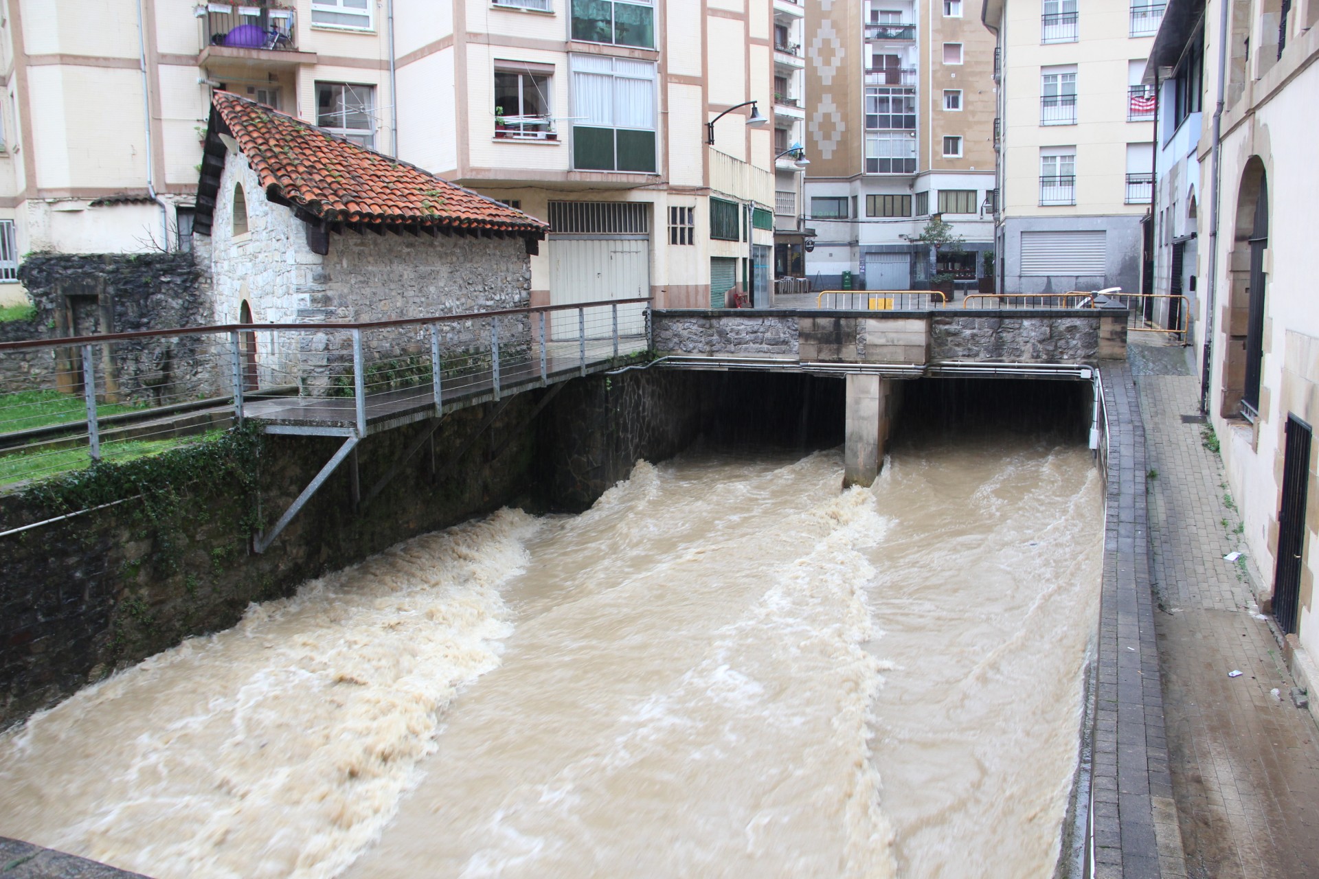Rio Ego a su paso por el Ayuntamiento