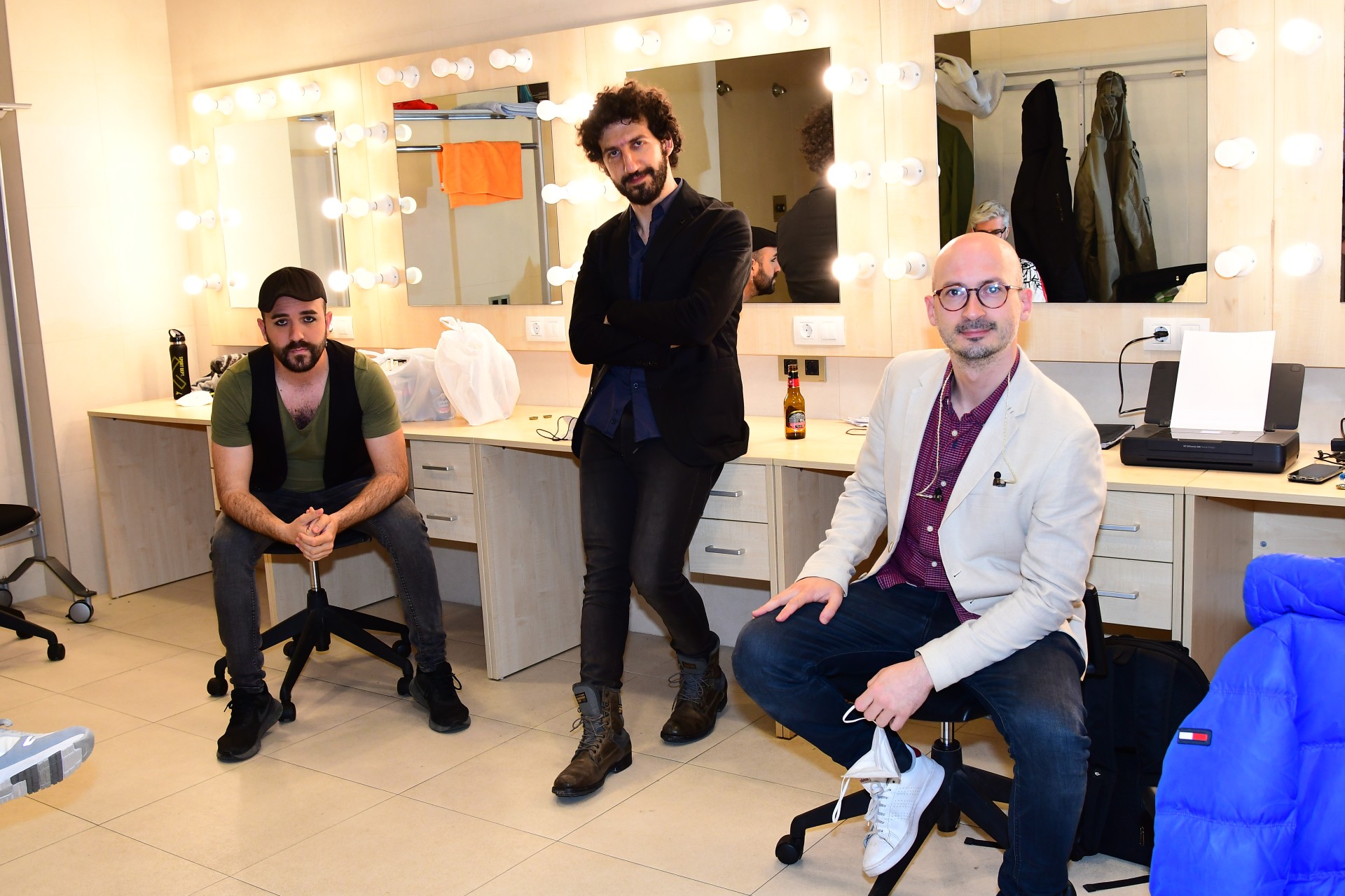 Todos los componentes del grupo en los camerinos del Ermua Antzokia