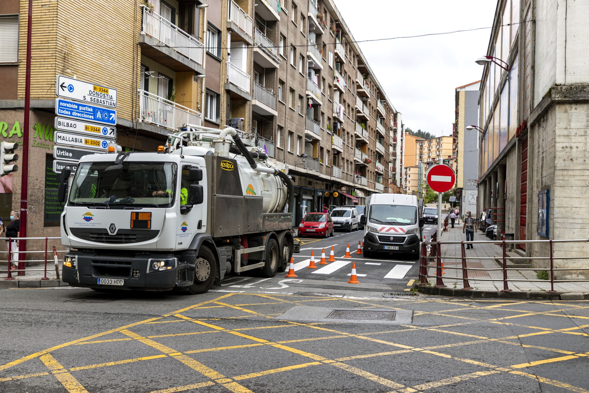 Un camión sale por el paso ahbilitado
