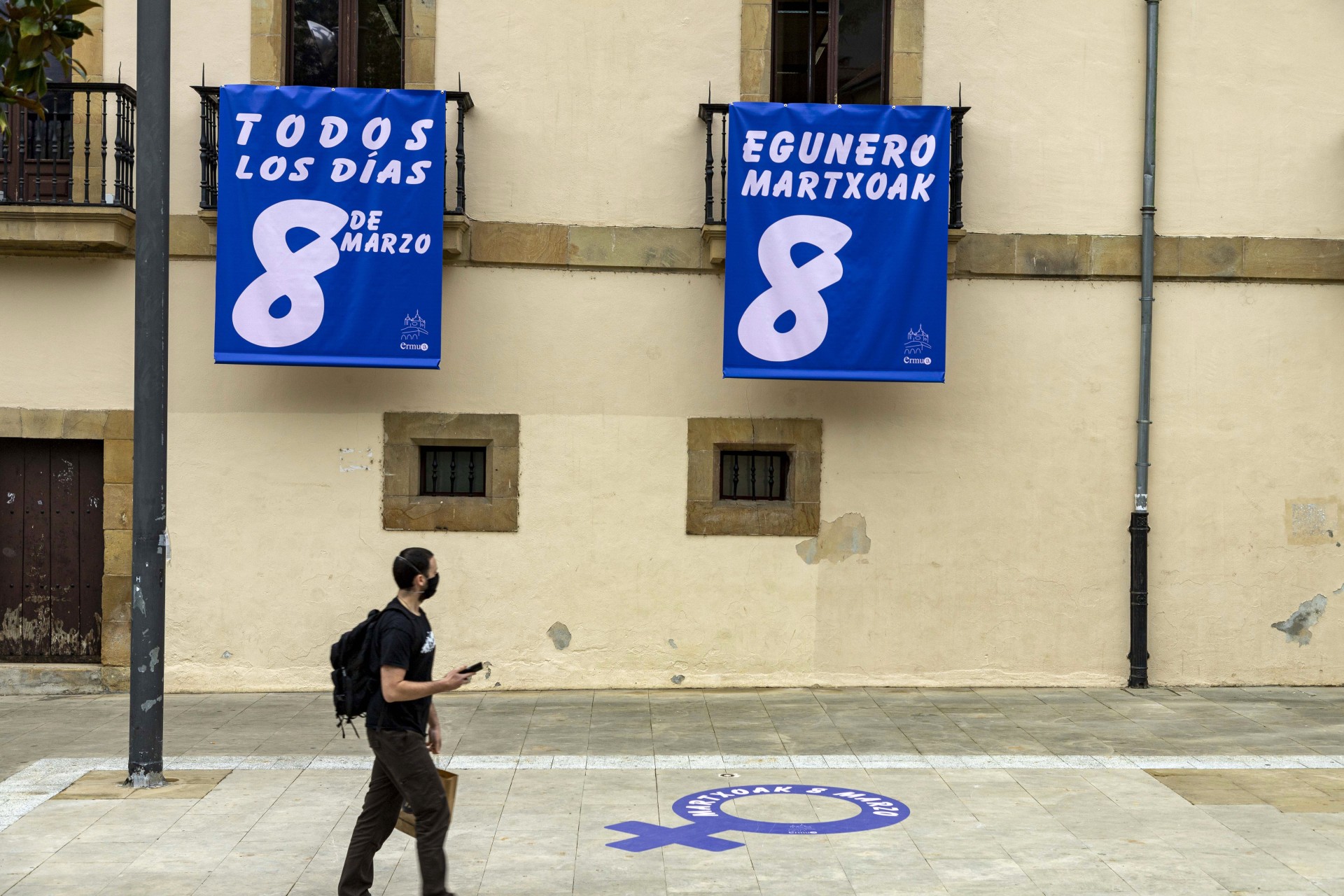 Un hombre observa los carteles