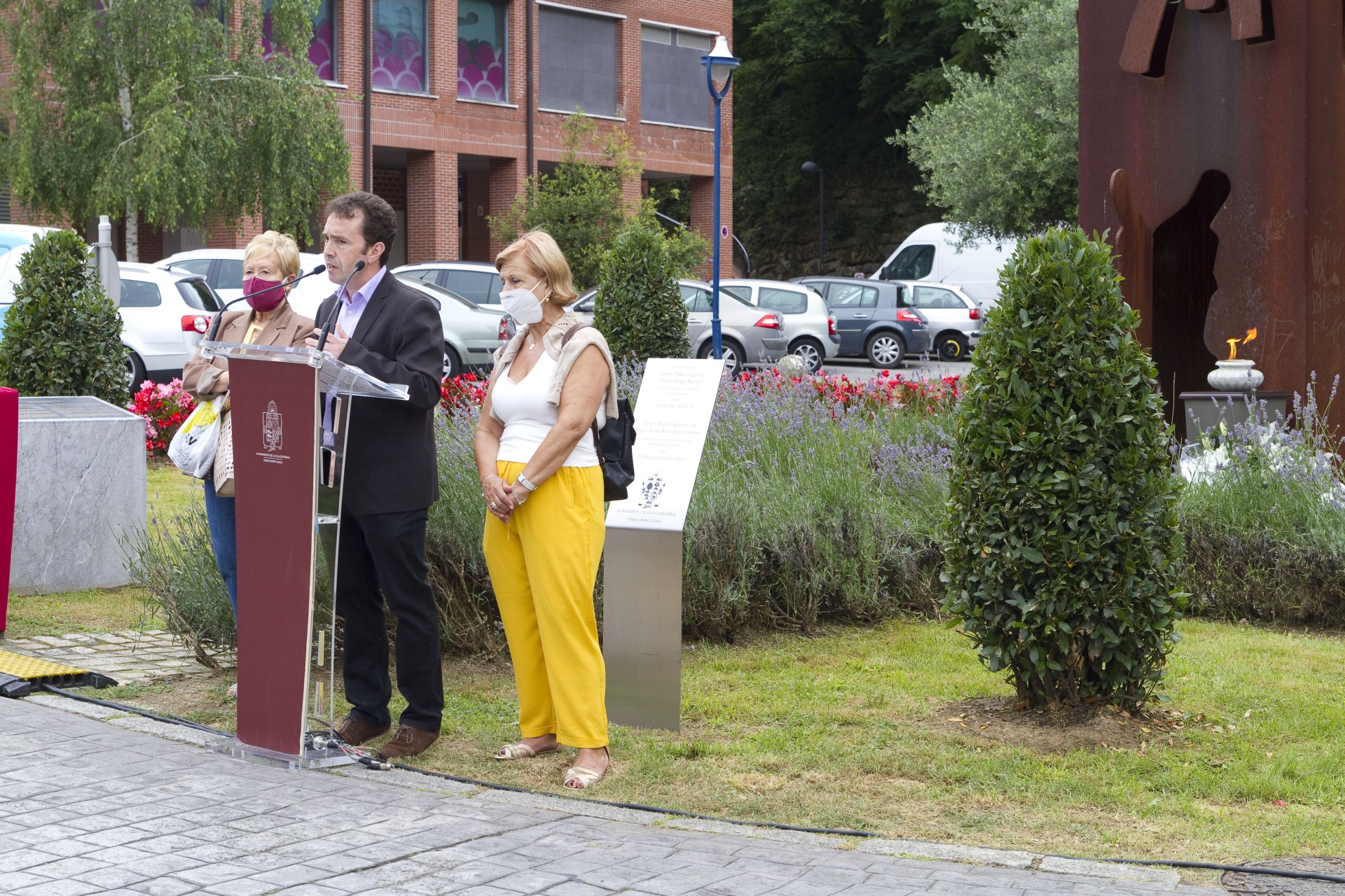Un pebetero encendido junto al monumento
